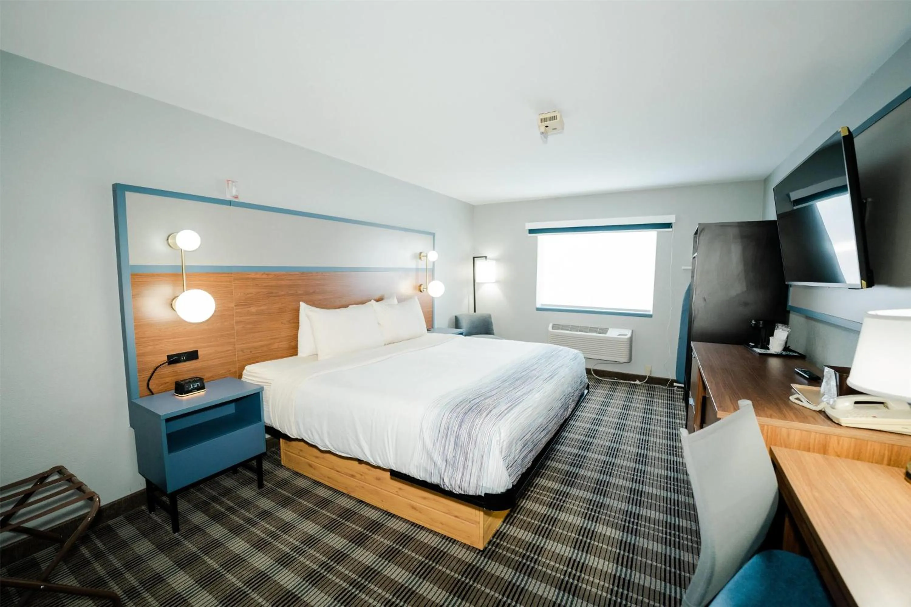 Photo of the whole room, Bed in AmericInn by Wyndham Tomahawk