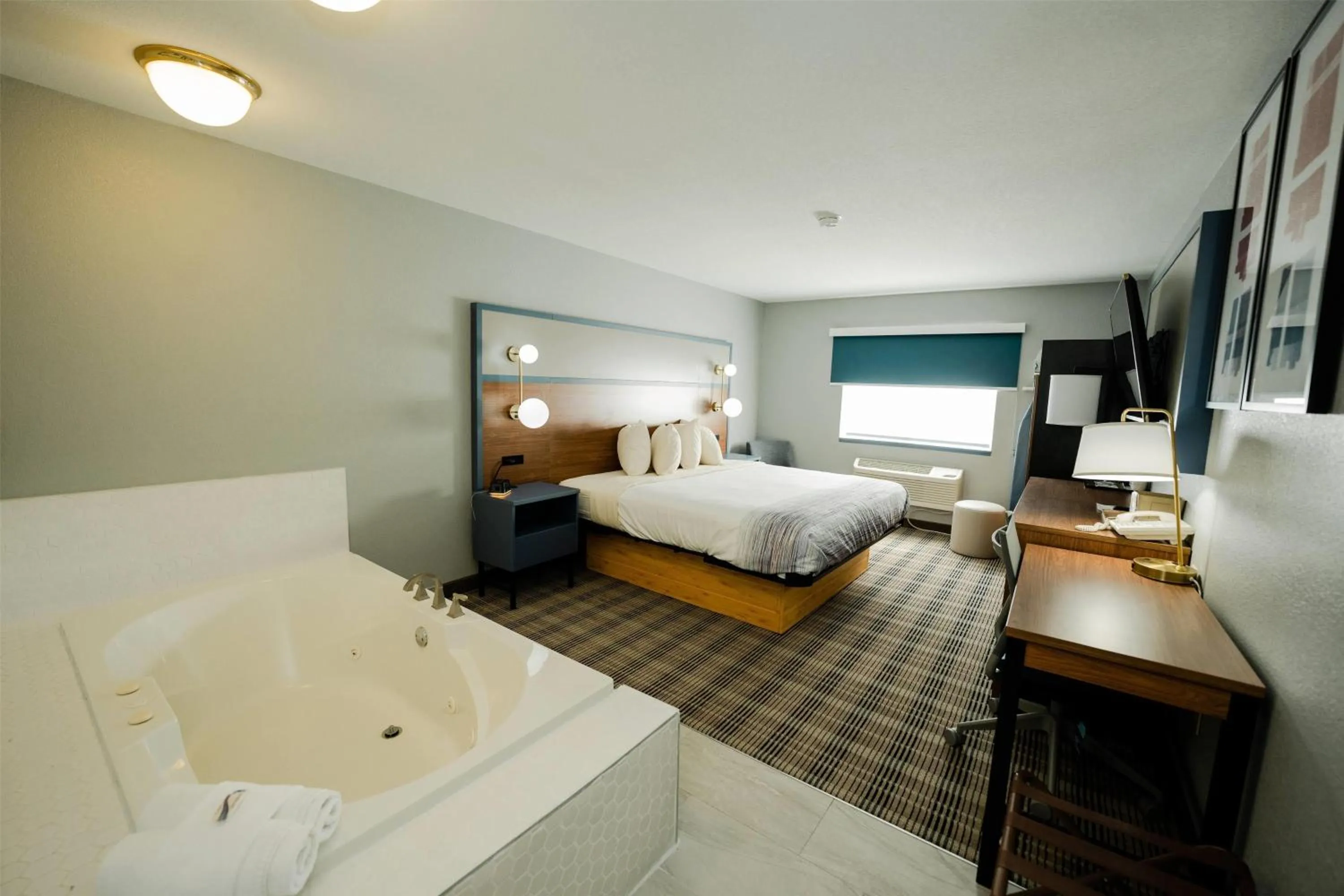 Photo of the whole room, Bed in AmericInn by Wyndham Tomahawk