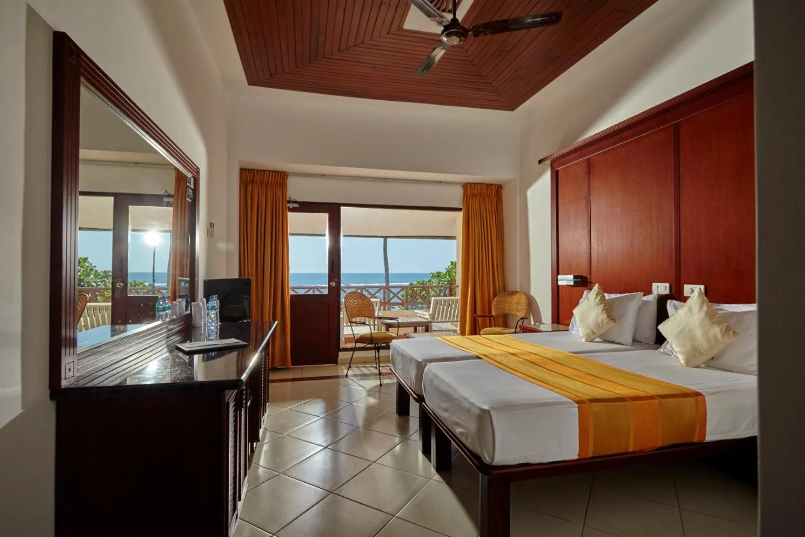 Bedroom, Bed in Coral Sands Hotel