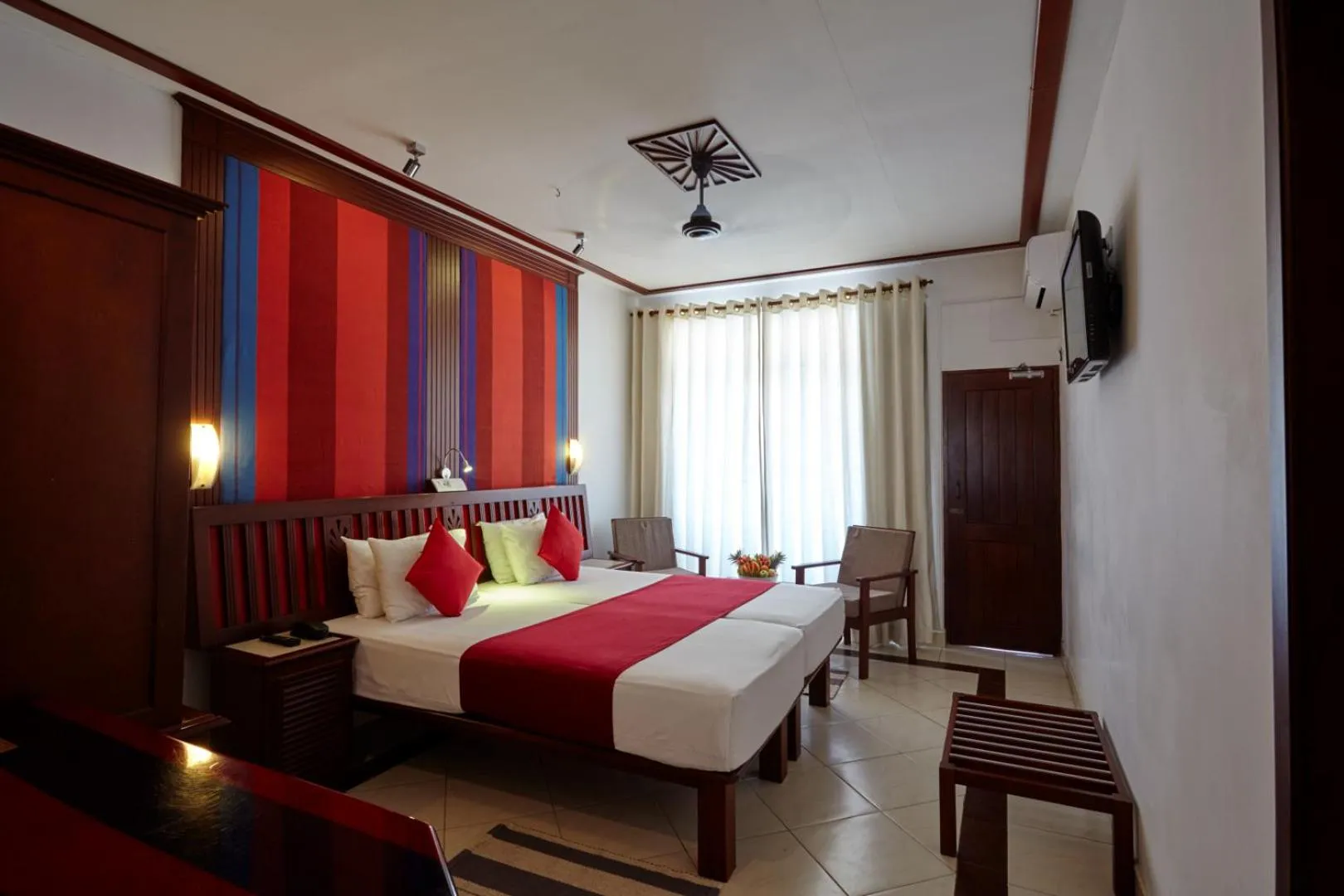 Bedroom, Bed in Coral Sands Hotel