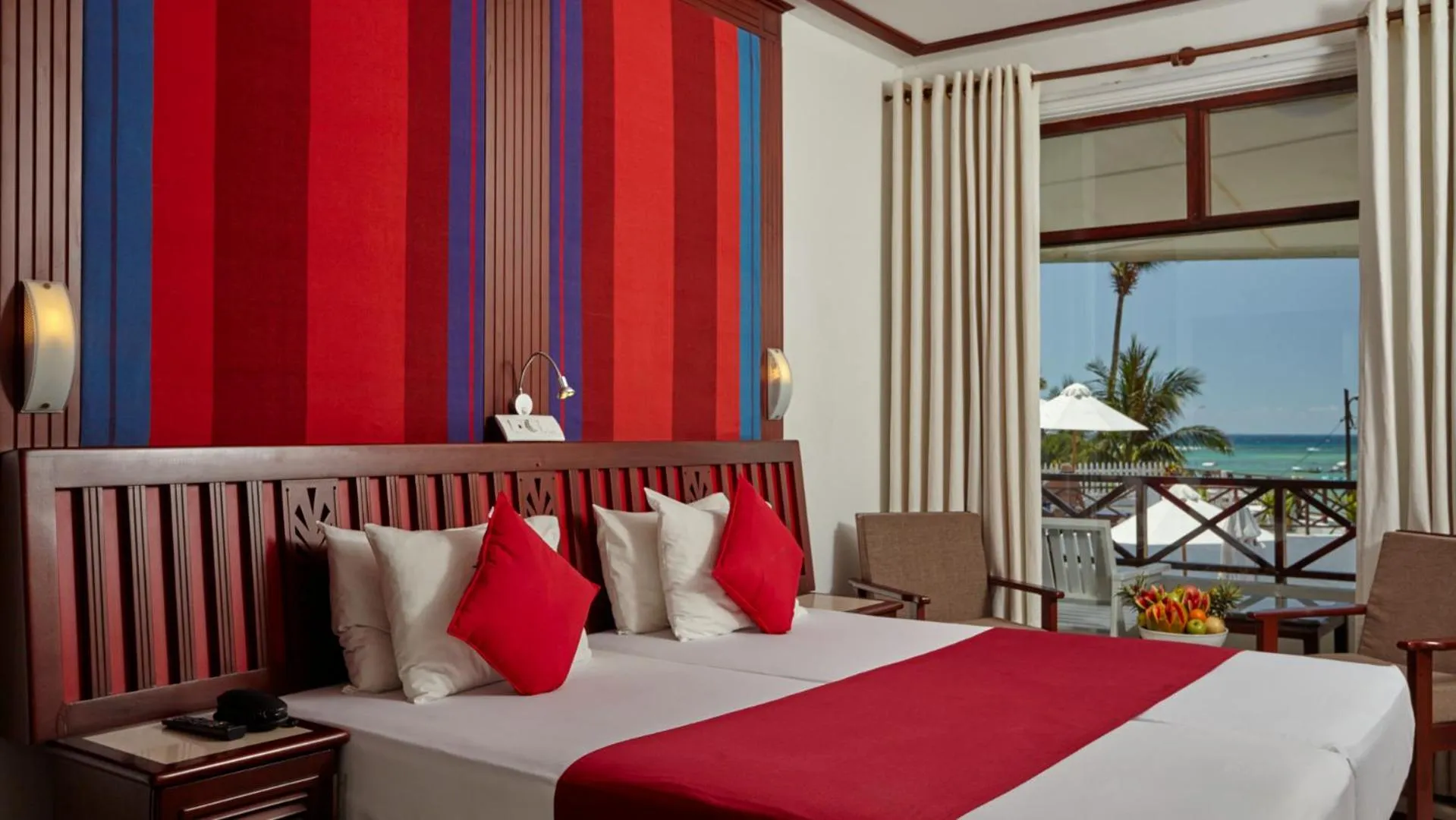 Bedroom, Bed in Coral Sands Hotel