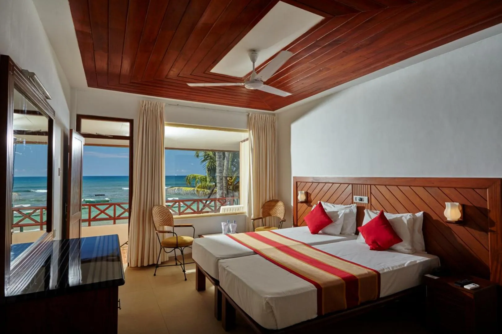 Bedroom, Bed in Coral Sands Hotel