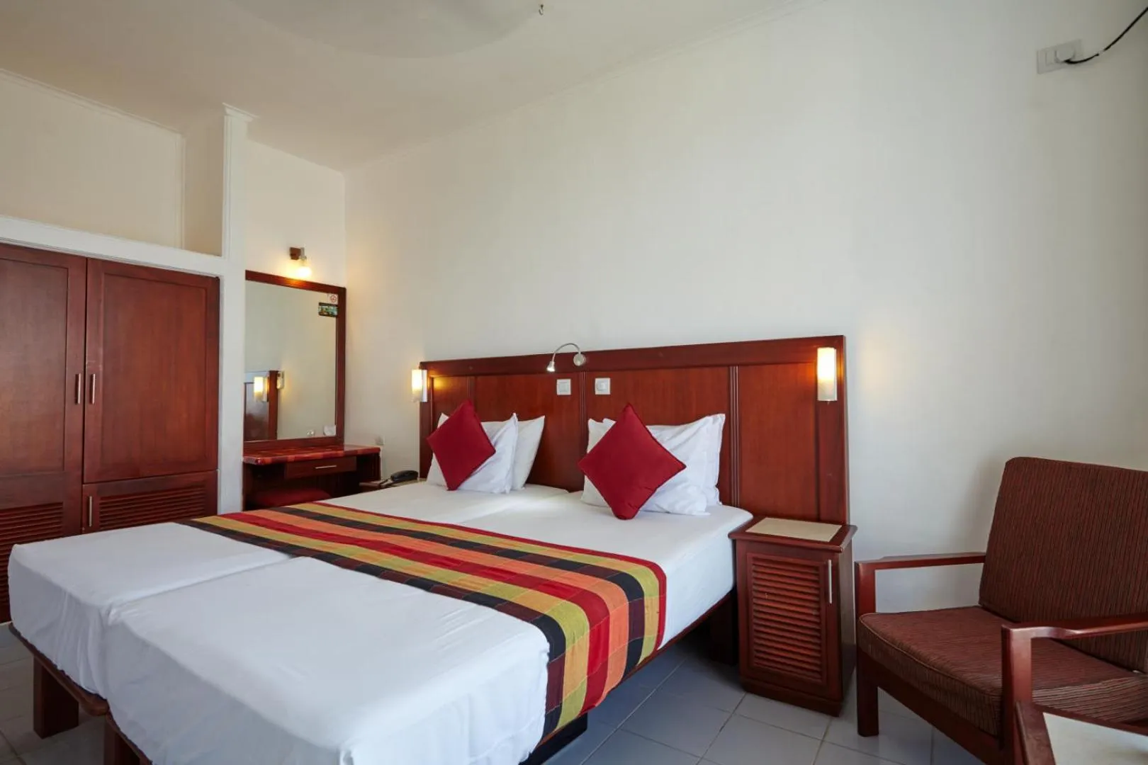 Bedroom, Bed in Coral Sands Hotel