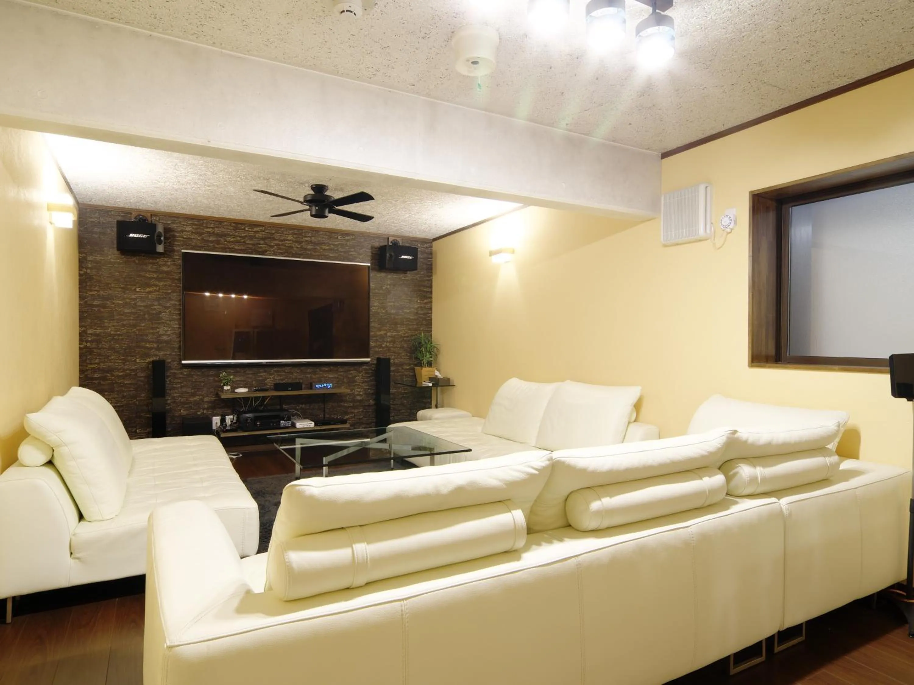 Communal lounge/ TV room in Hakuba Goryu Pension Kurumi