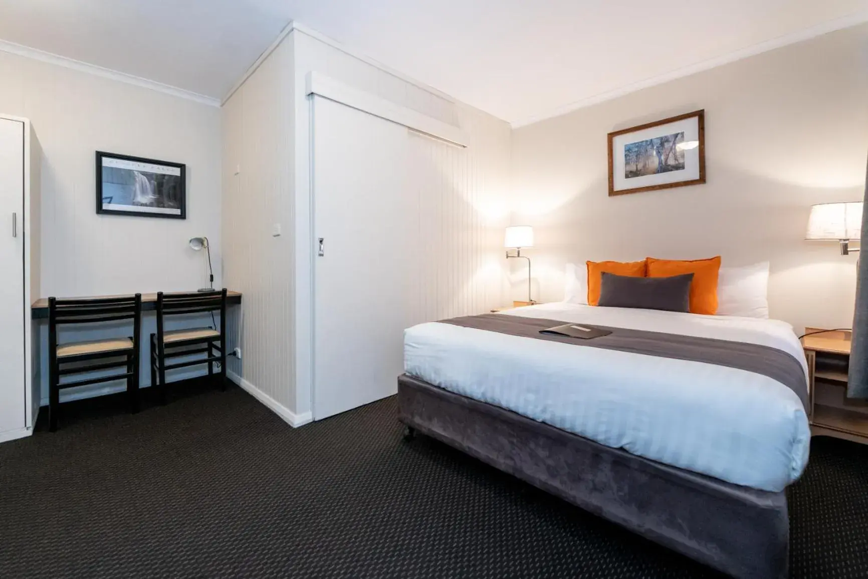 Deluxe Queen Room in Silver Hills Motel Deluxe Queen Room in Silver Hills Motel