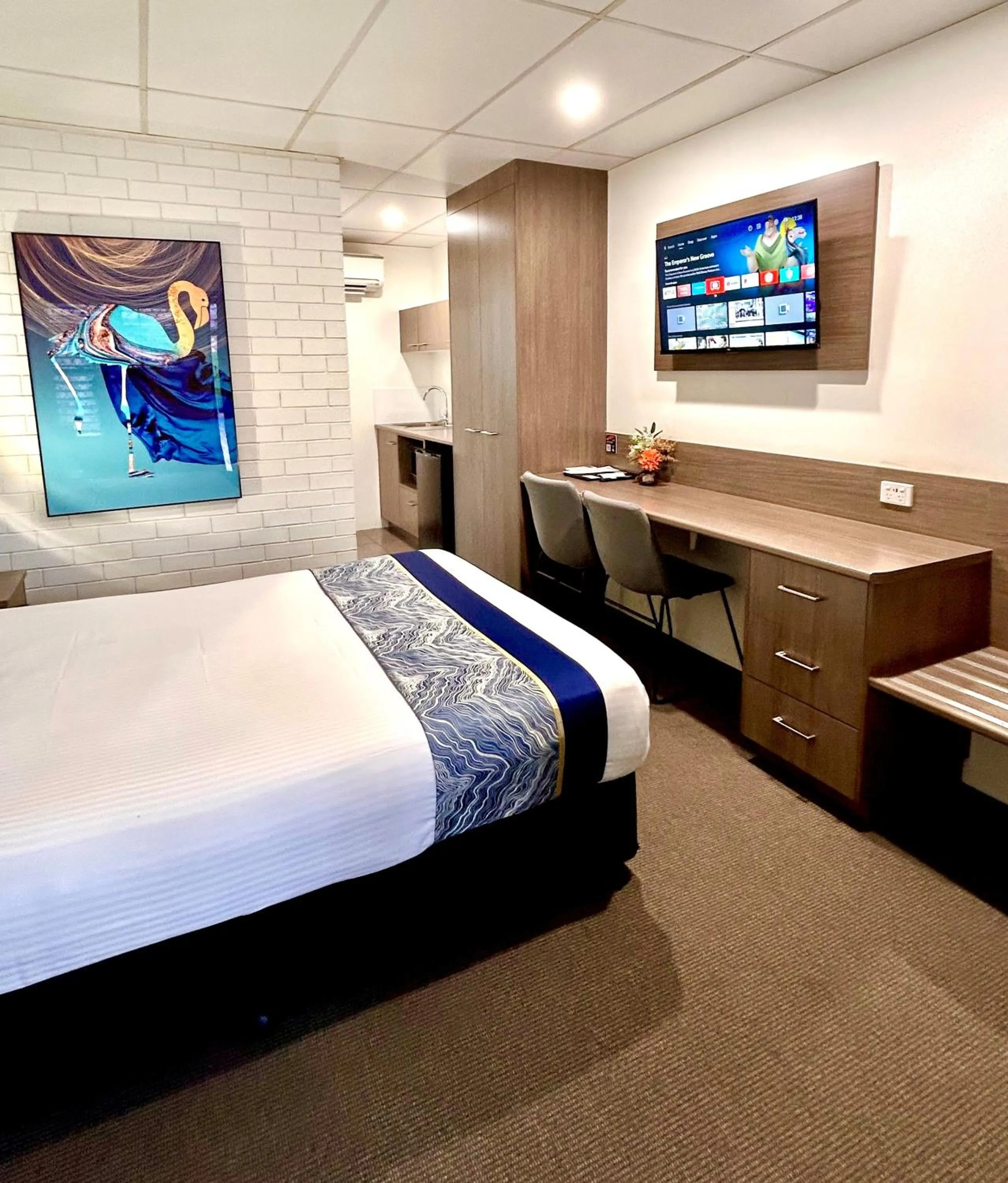 Bed in Chalet Motor Inn