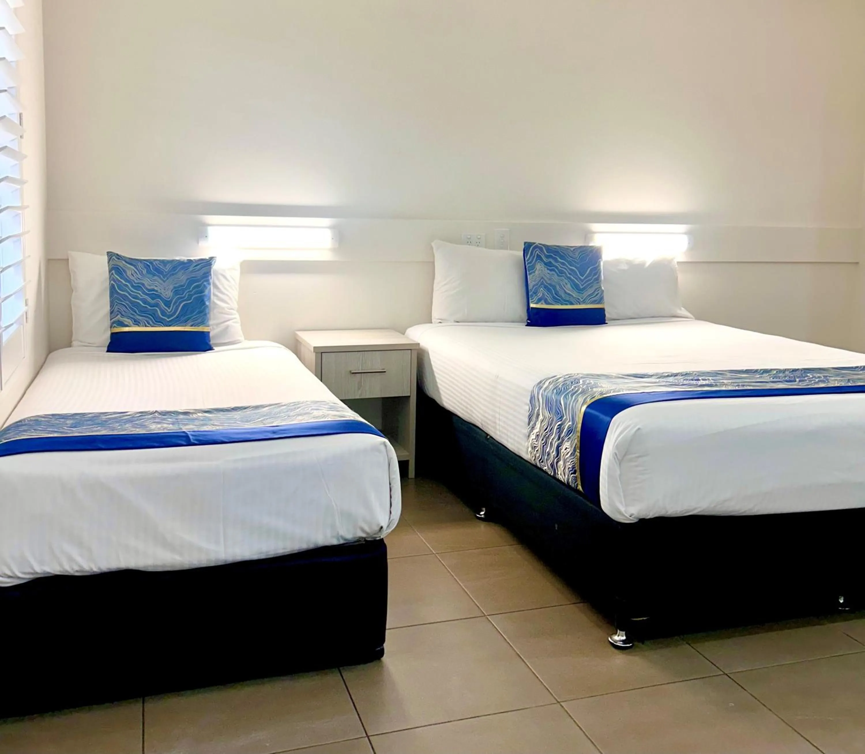 Bed in Chalet Motor Inn