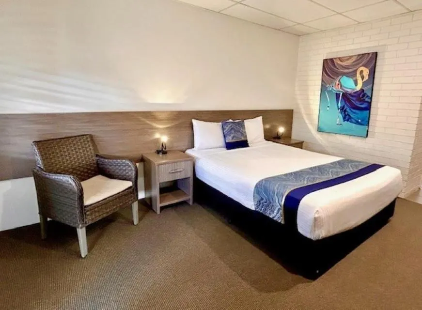 Bed in Chalet Motor Inn