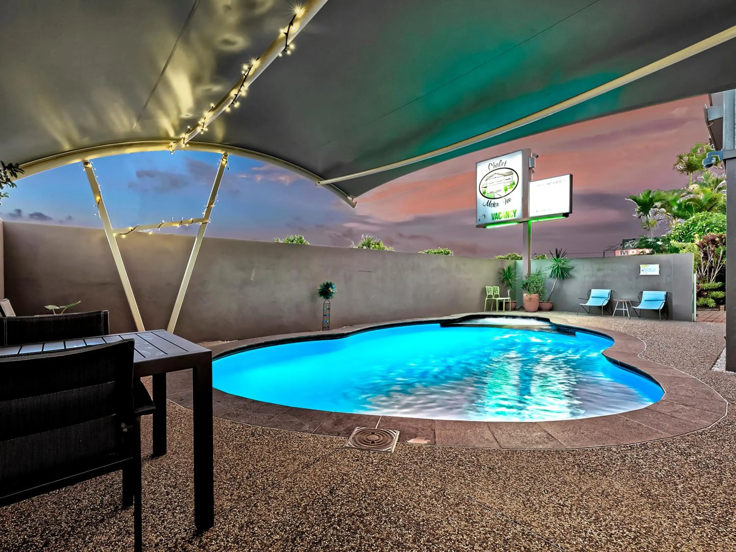 Swimming pool in Chalet Motor Inn