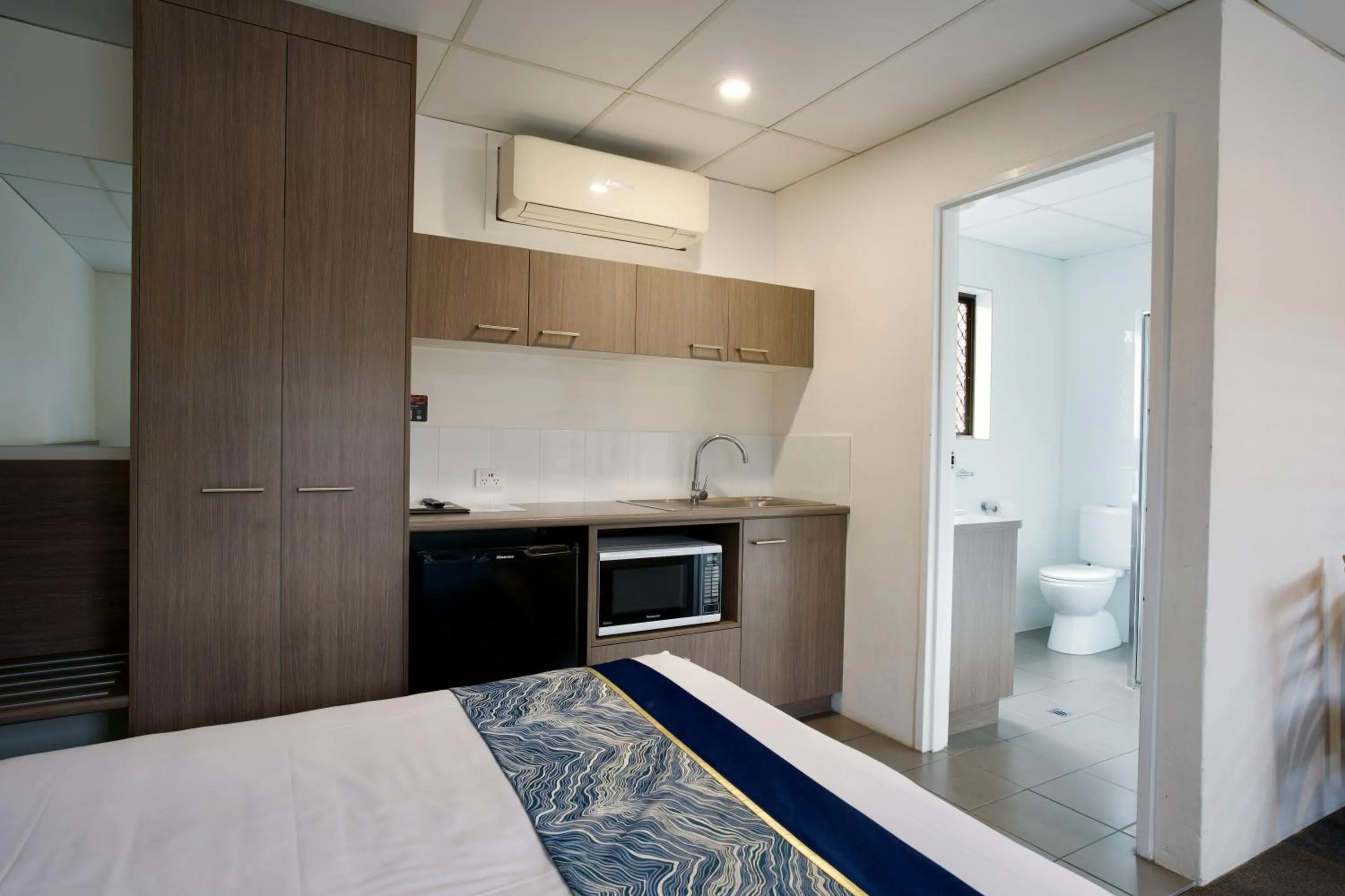 Toilet, Bed in Chalet Motor Inn