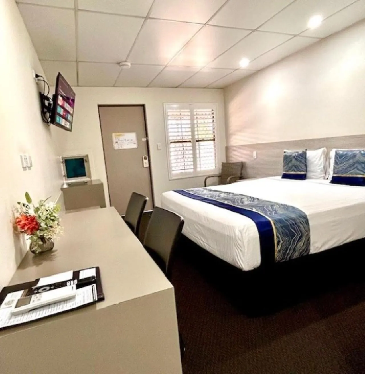 Bed in Chalet Motor Inn