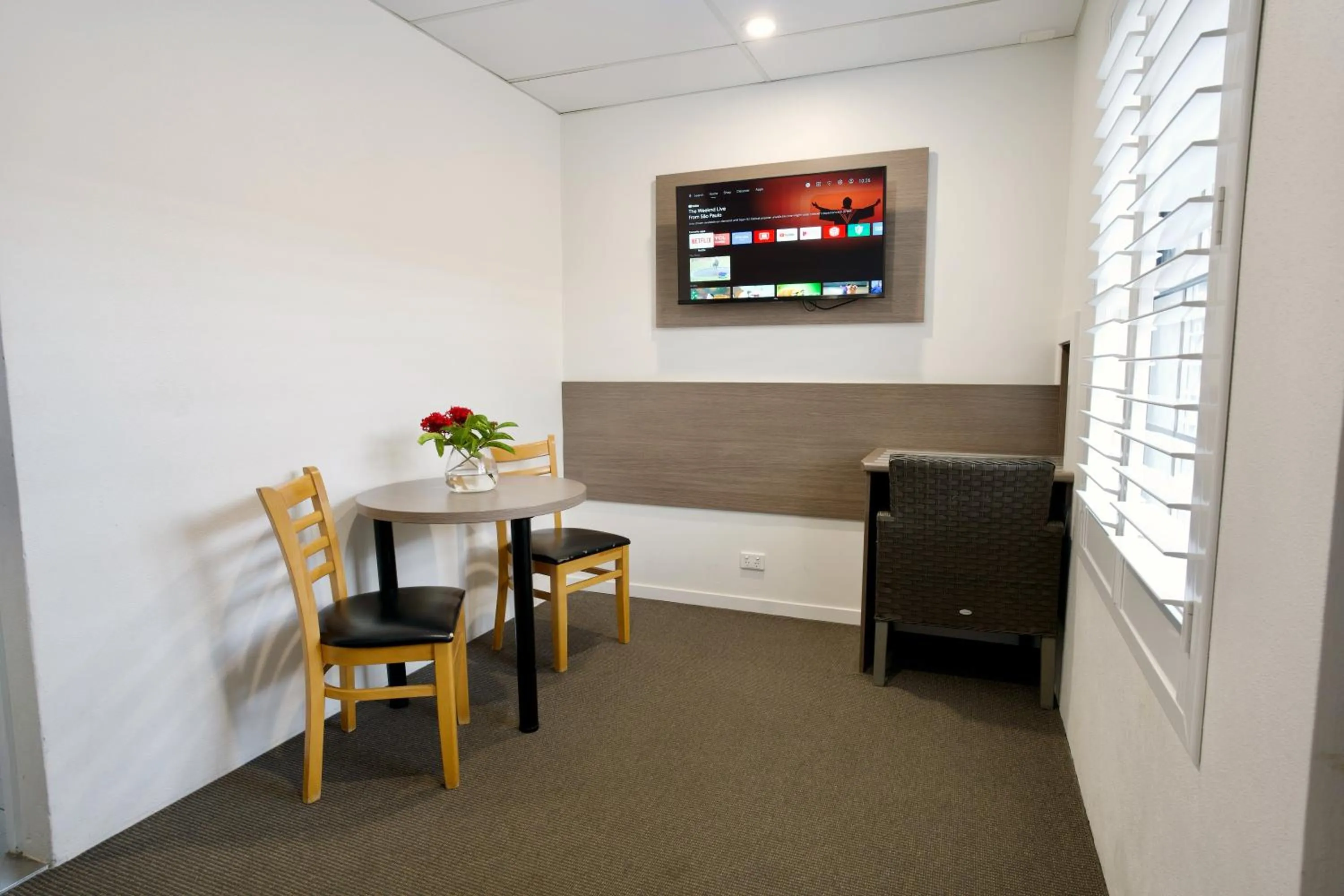 Seating area in Chalet Motor Inn