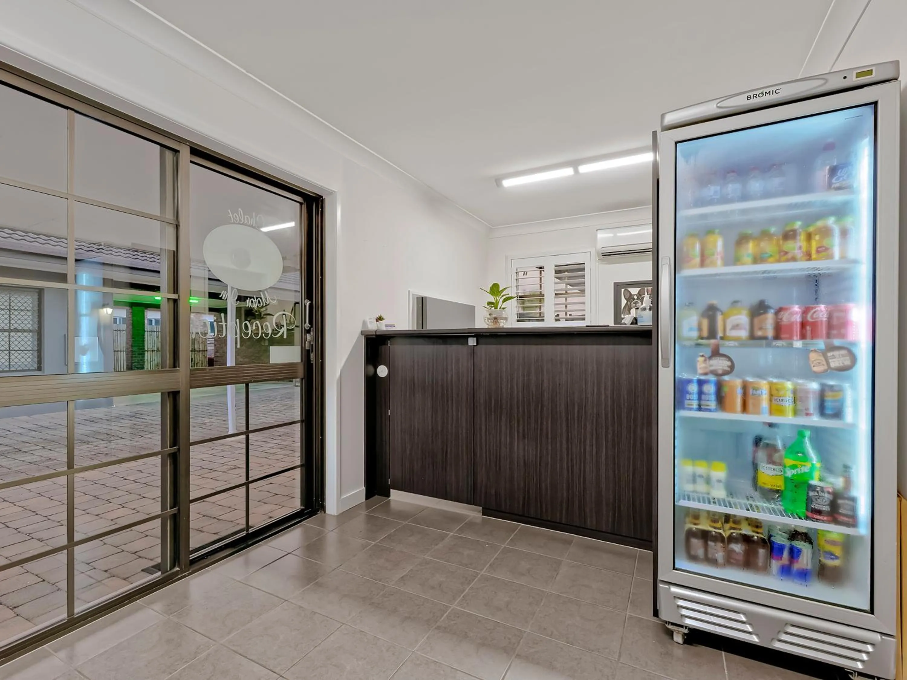 Food and drinks in Chalet Motor Inn