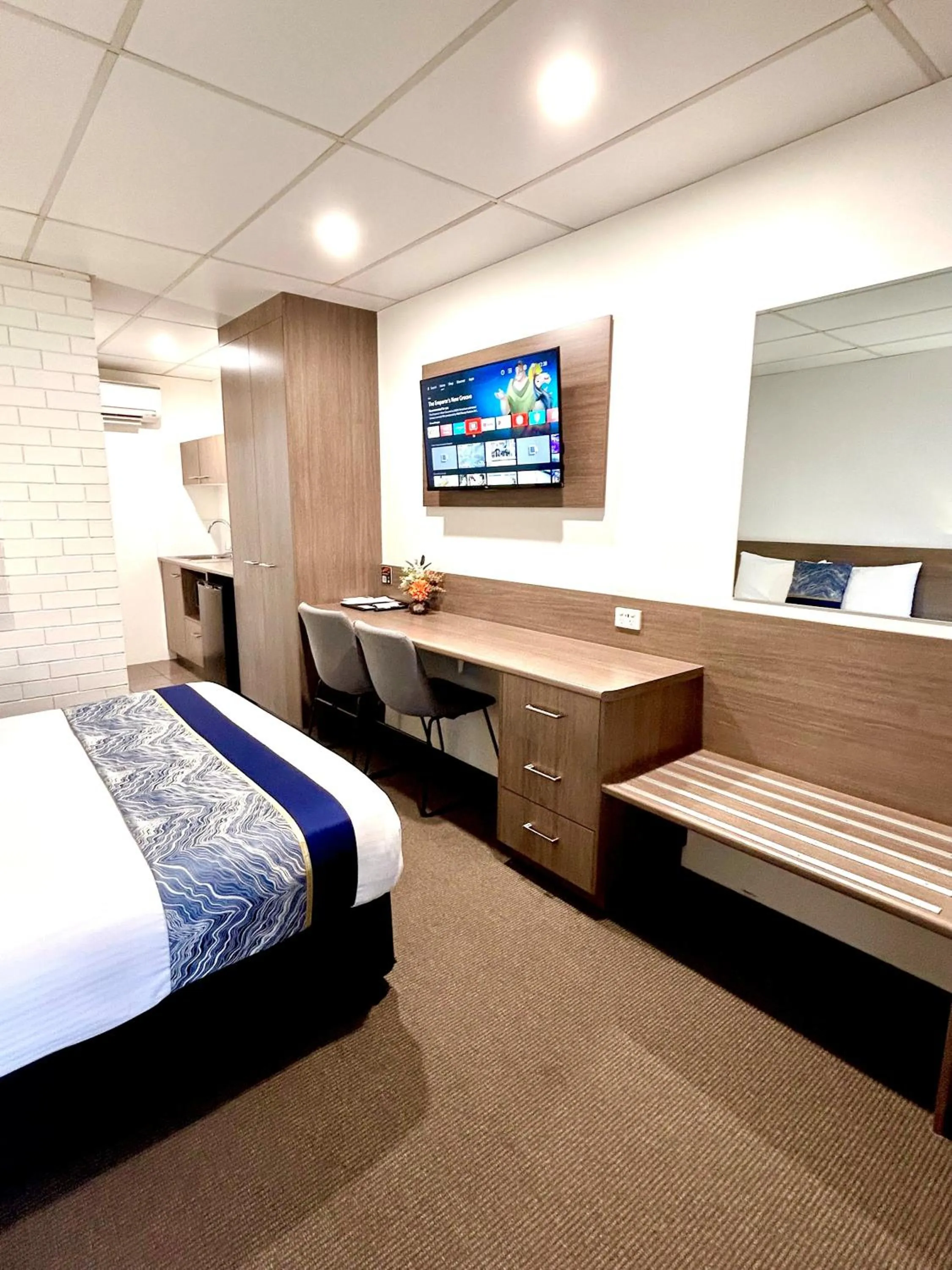 Bed in Chalet Motor Inn