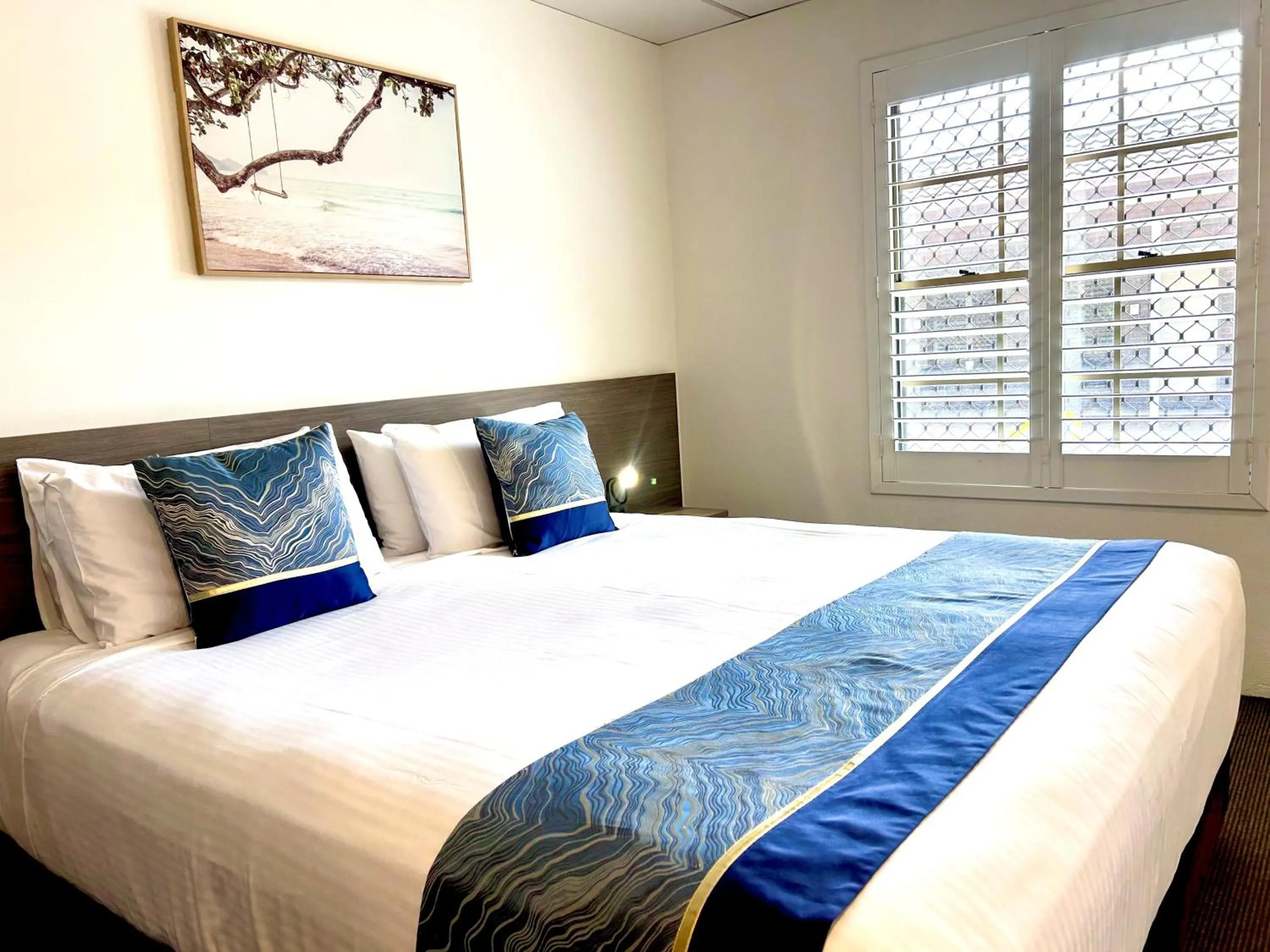 Bed in Chalet Motor Inn