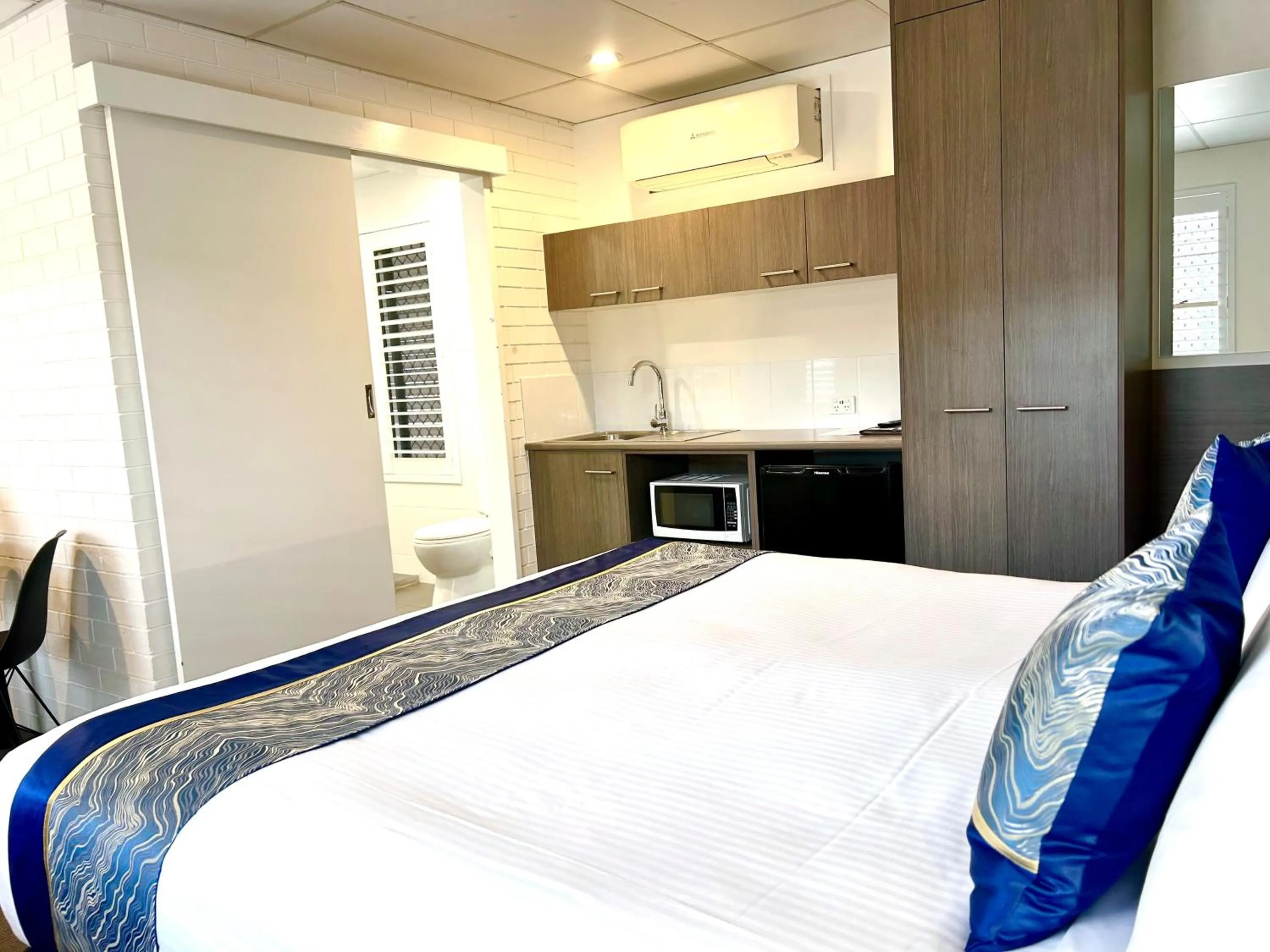 Bed in Chalet Motor Inn