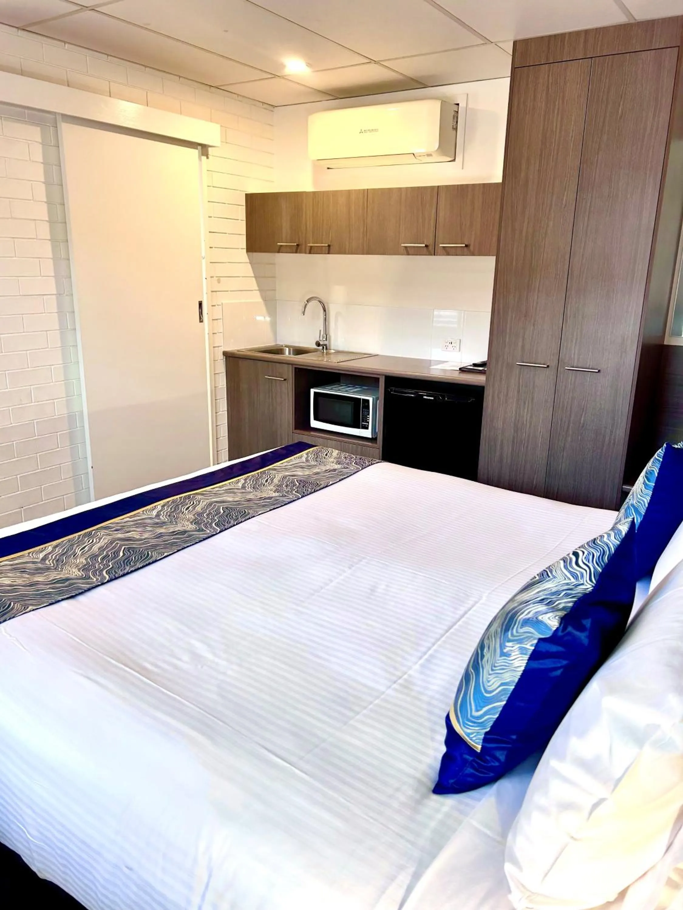 Bed in Chalet Motor Inn