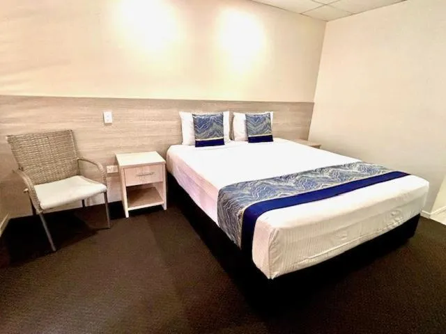 Bed in Chalet Motor Inn