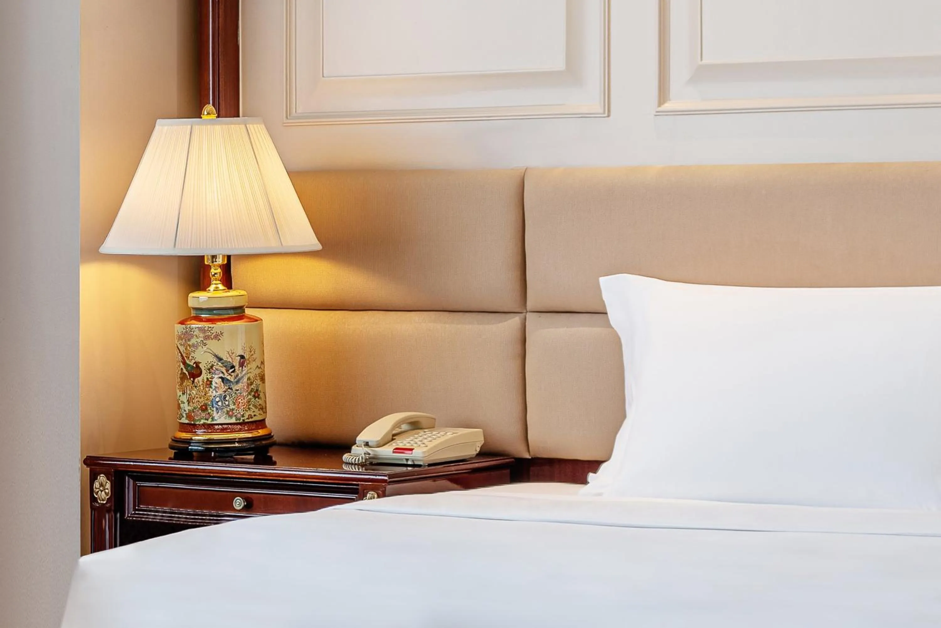 Photo of the whole room, Bed in Crowne Plaza Hotel & Suites Landmark Shenzhen by IHG