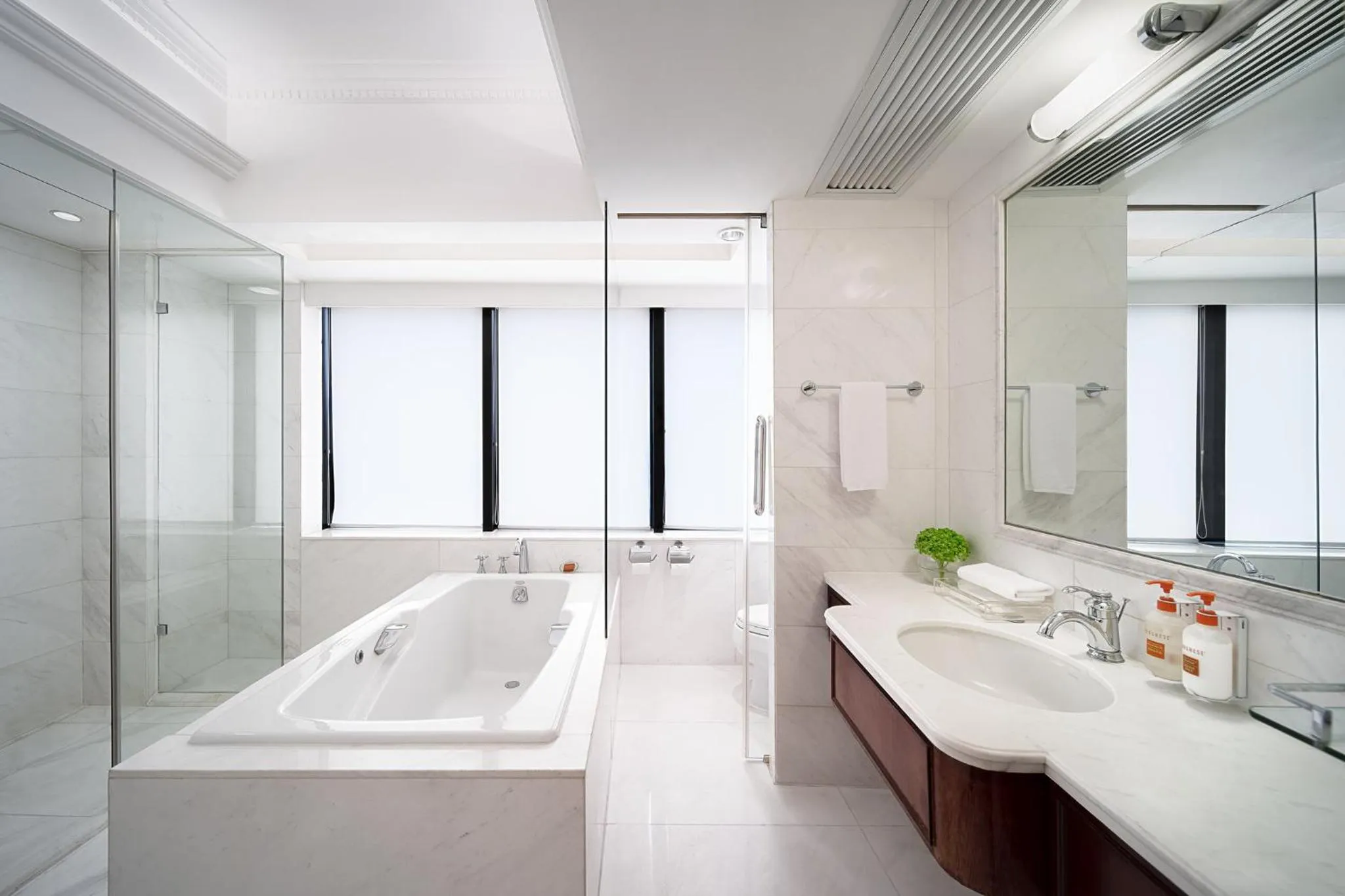 Bathroom in Crowne Plaza Hotel & Suites Landmark Shenzhen by IHG