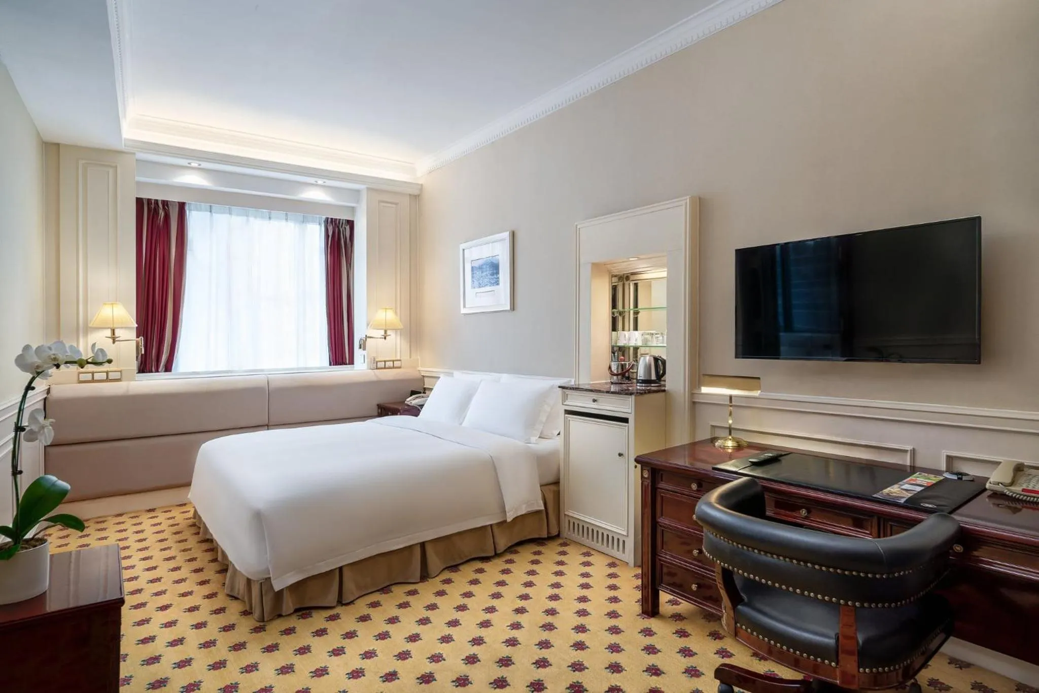 Photo of the whole room, Bed in Crowne Plaza Hotel & Suites Landmark Shenzhen by IHG