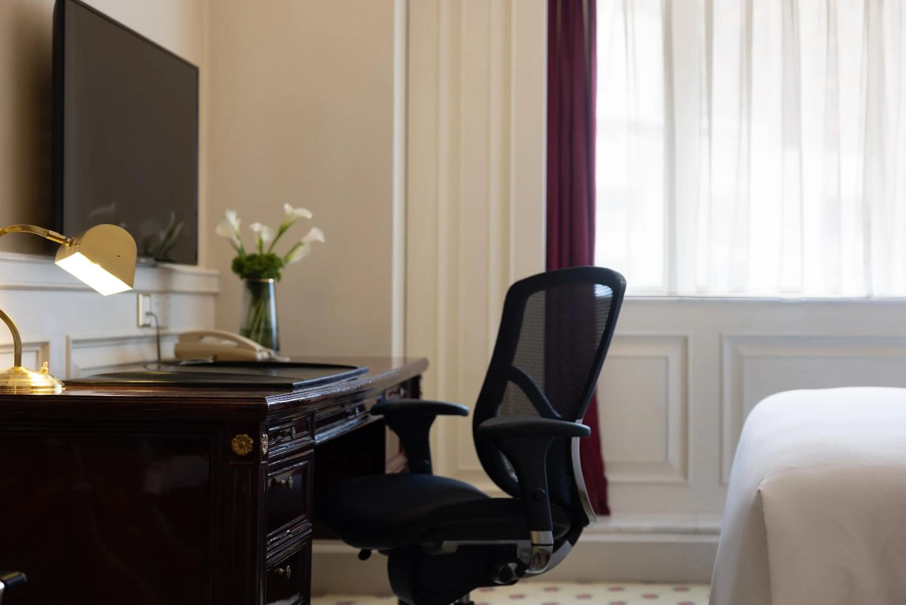 Photo of the whole room, Bed in Crowne Plaza Hotel & Suites Landmark Shenzhen by IHG