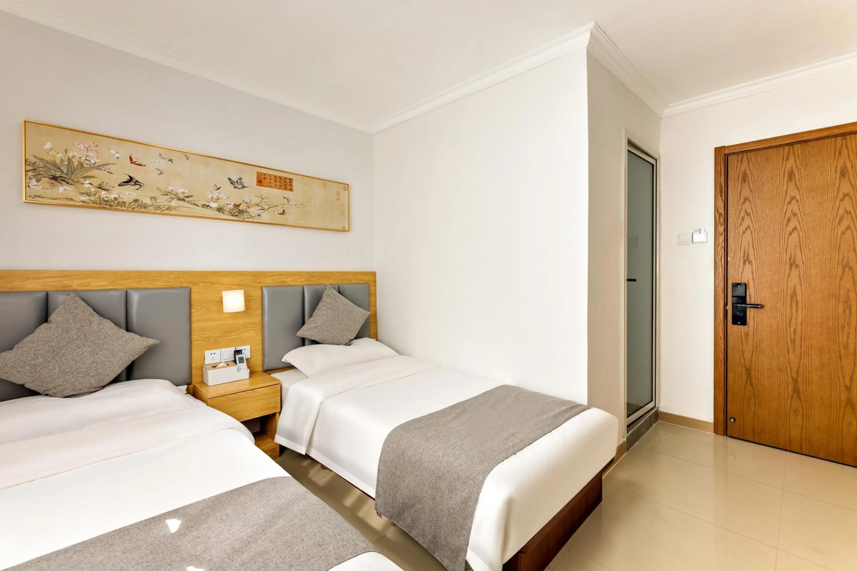 Twin Room in Happy Dragon Hotel - Close to Forbidden City & Wangfujing Street & Line 5,6,8 Subway Nearby & Free coffee & Free laundry & Fluent English speaking,Tourist attractions ticket service & food recommendation & Free WiFi unlimited for Western software
