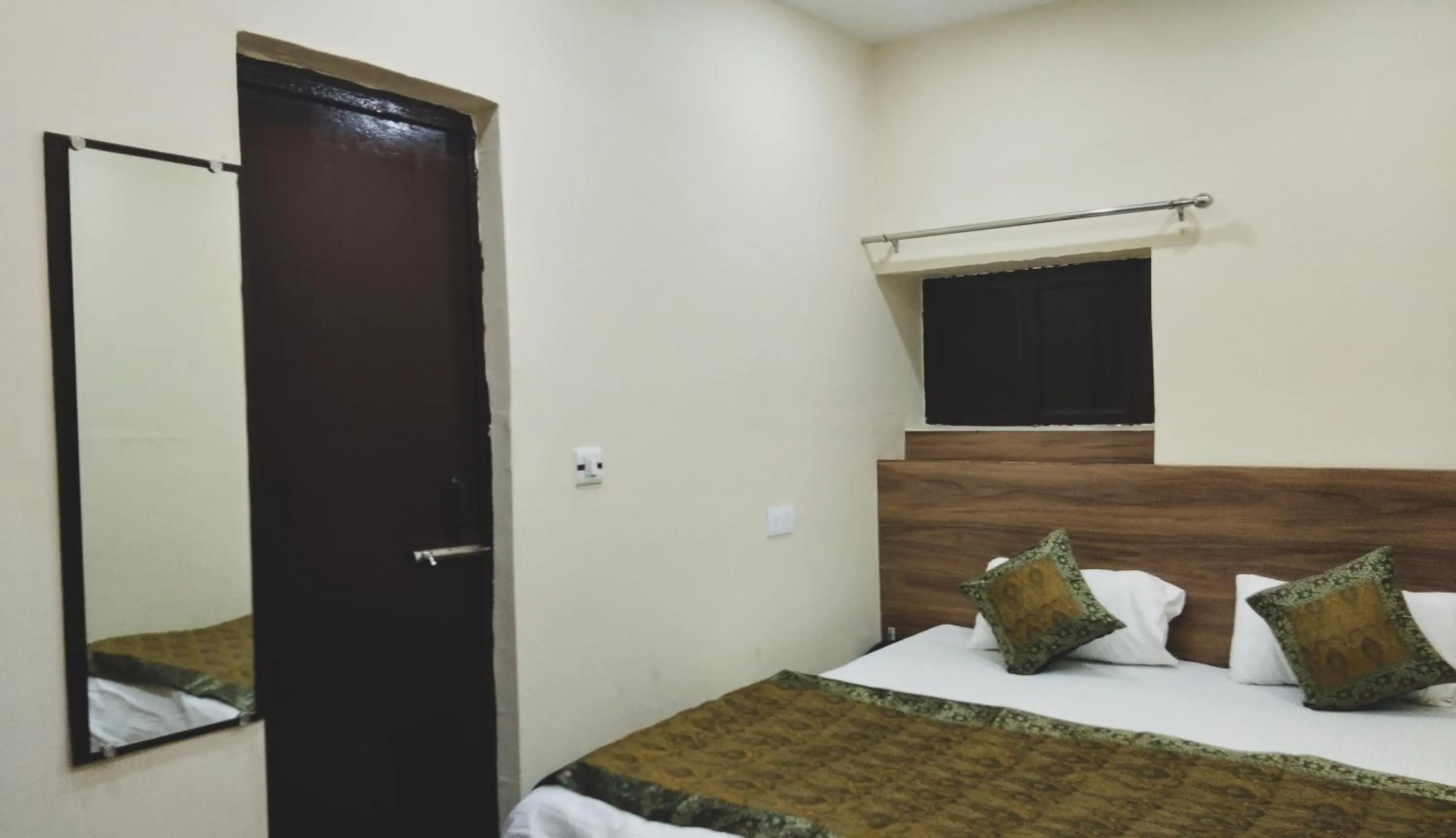 Bed in Dwivedi Hotels Palace On Steps