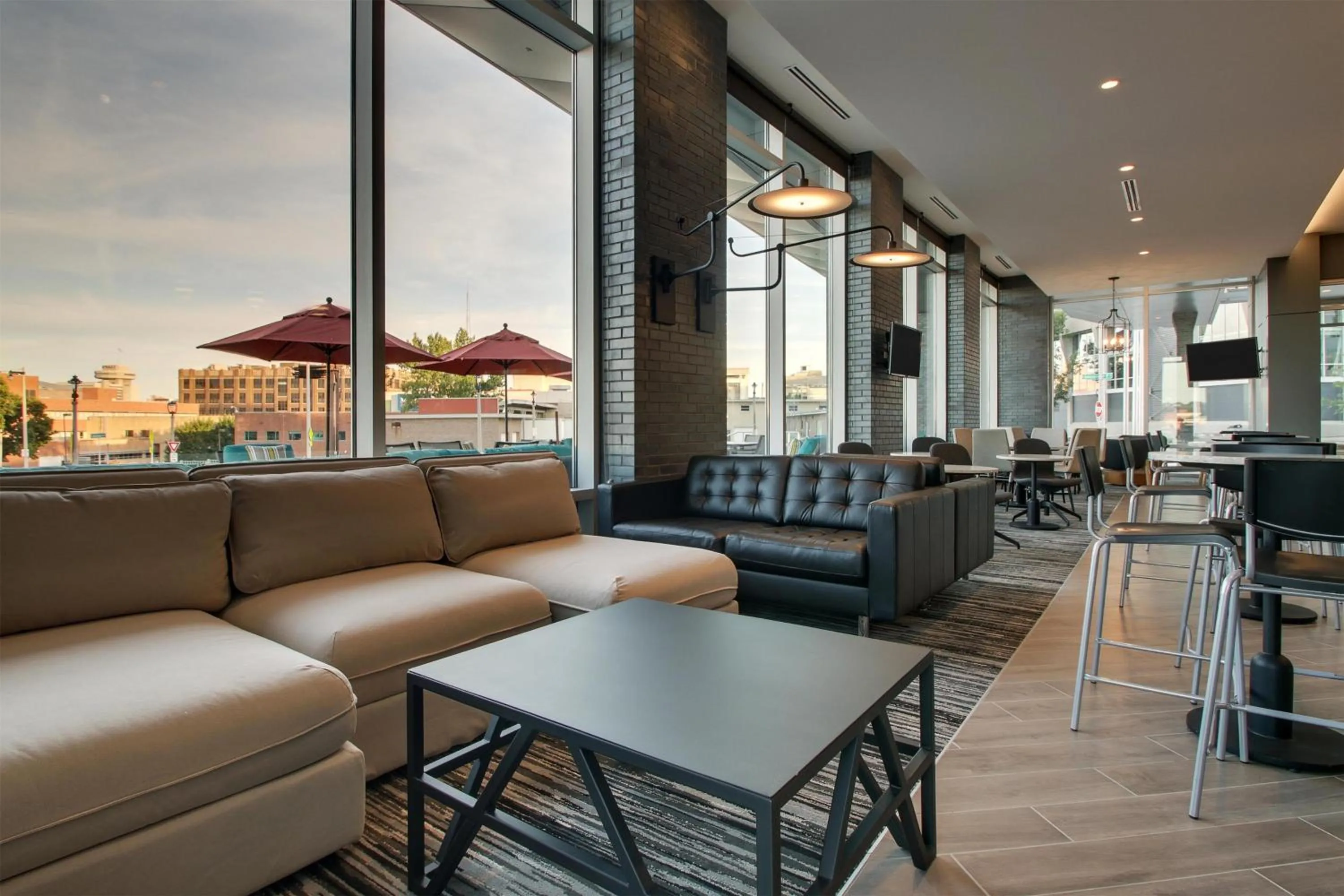 Lounge or bar in Hyatt Place Milwaukee Downtown