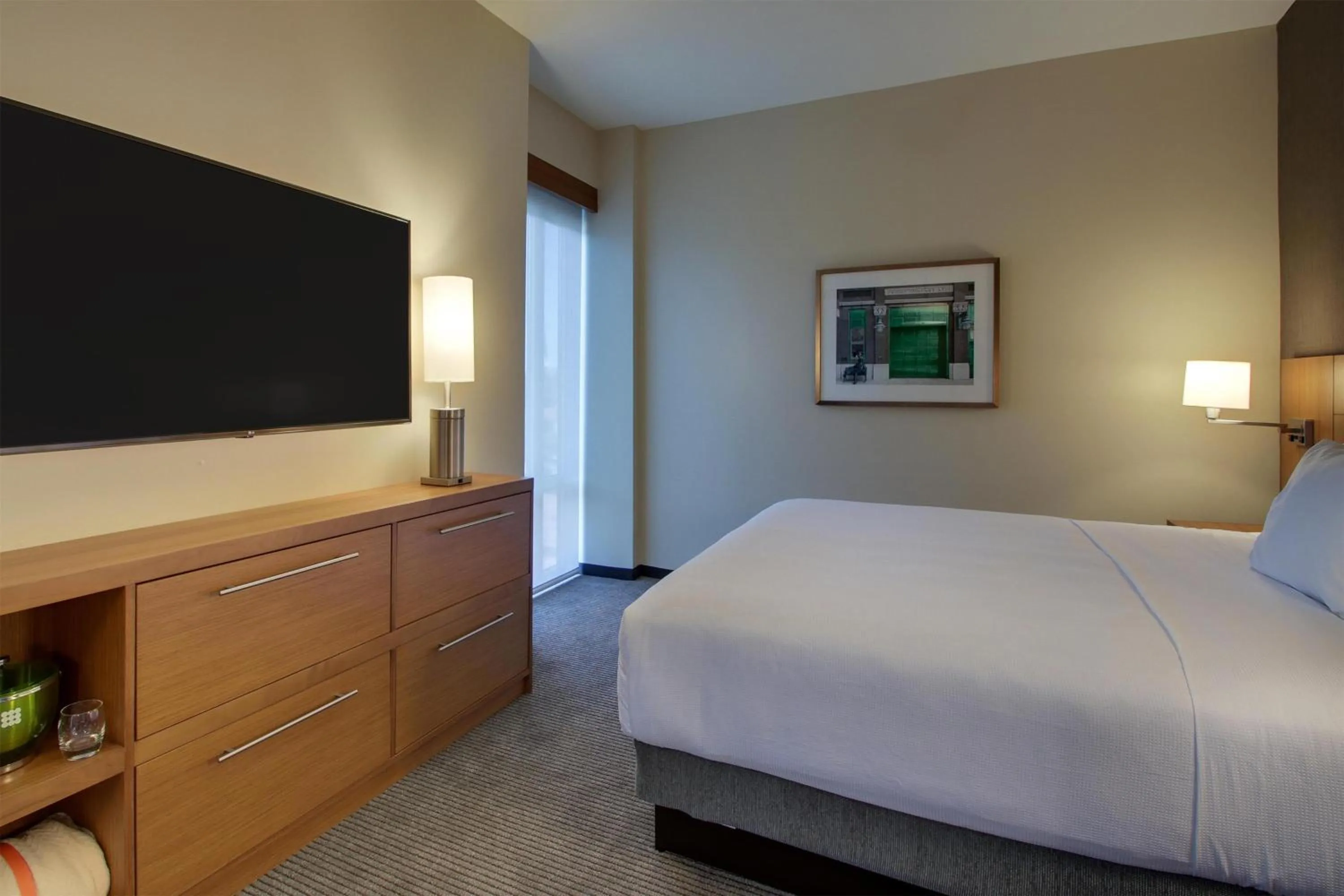 Photo of the whole room, Bed in Hyatt Place Milwaukee Downtown
