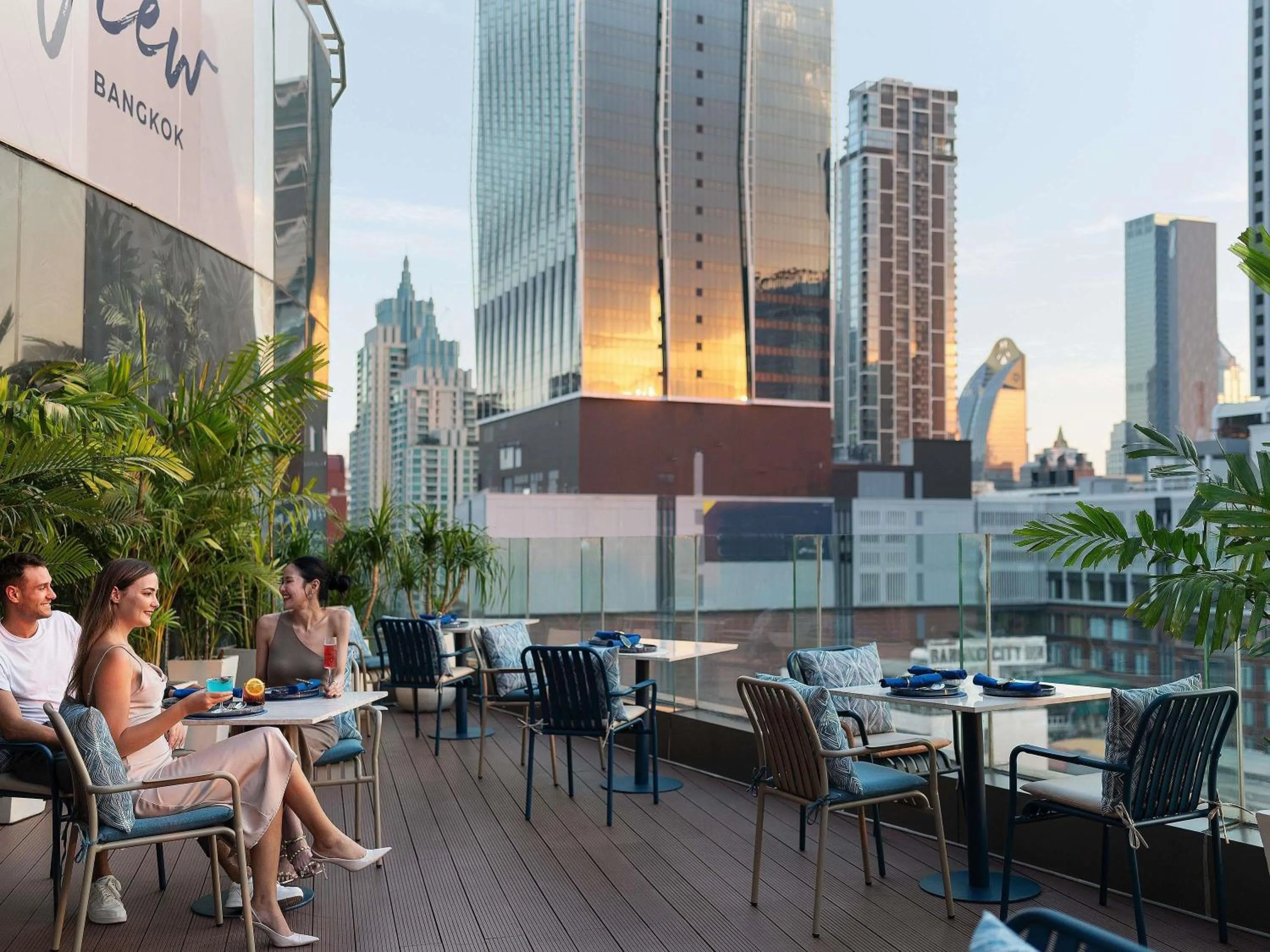 Lounge or bar in Novotel Bangkok Platinum Pratunam