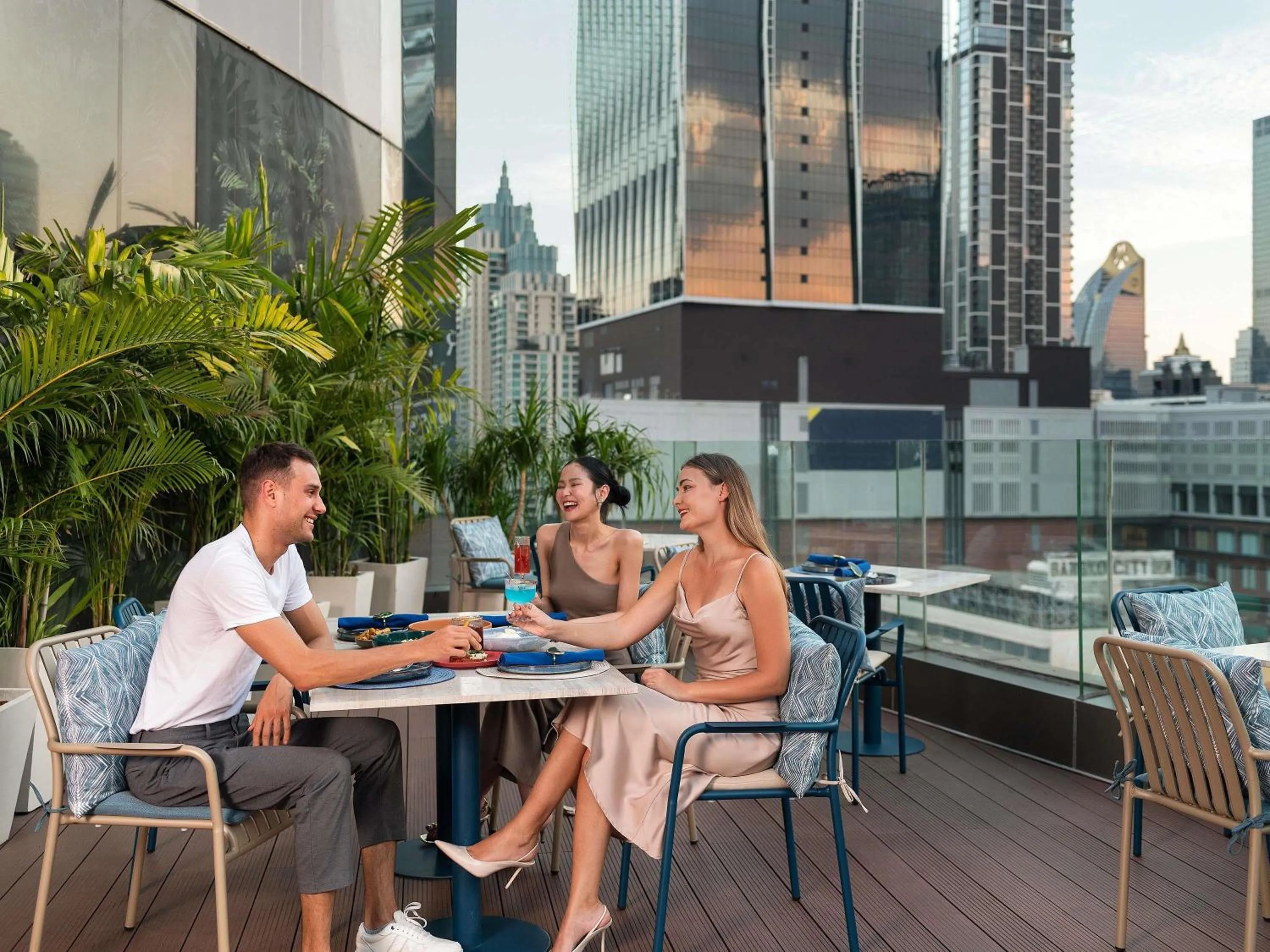 Lounge or bar in Novotel Bangkok Platinum Pratunam