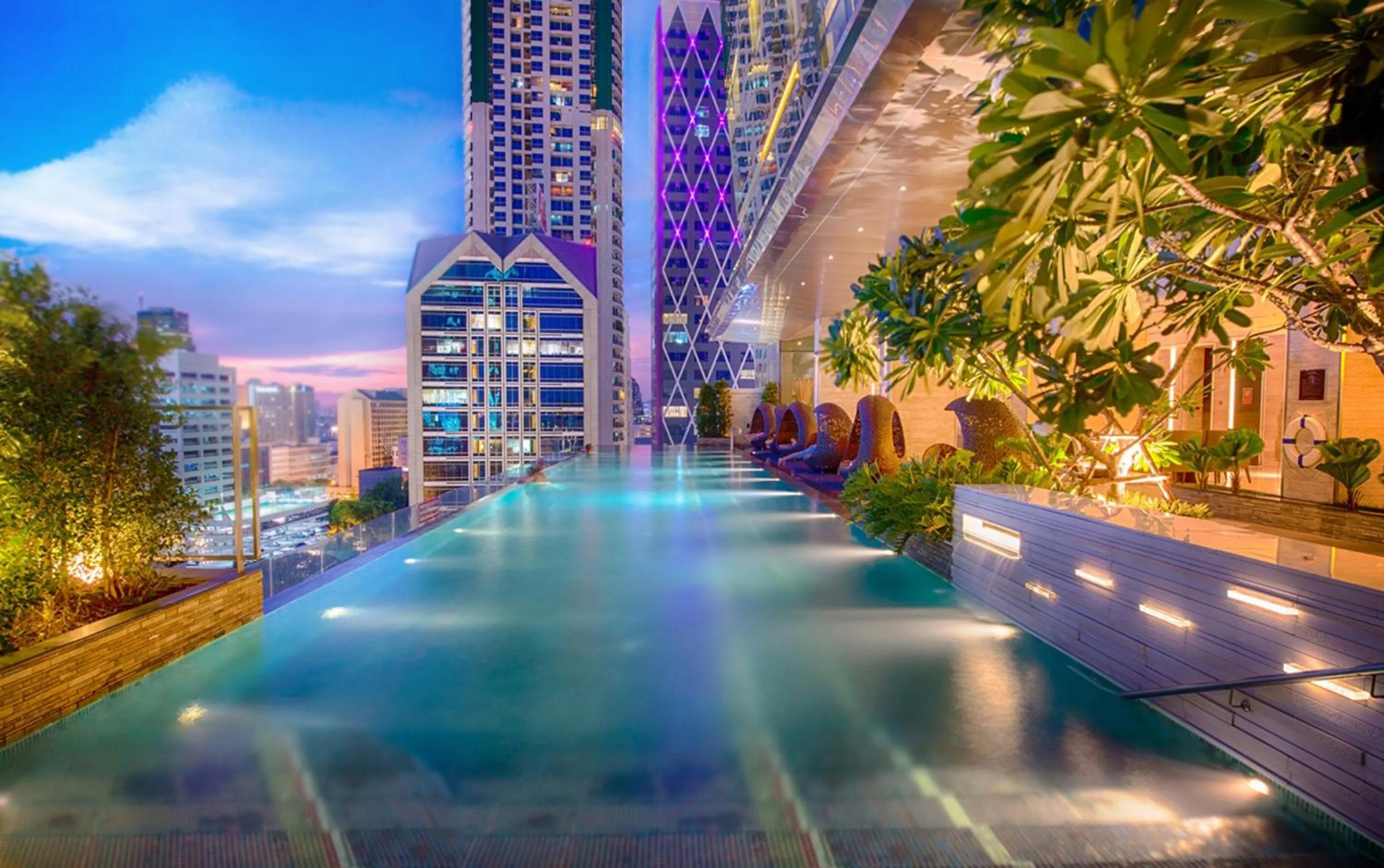 Pool view in Eastin Grand Hotel Sathorn