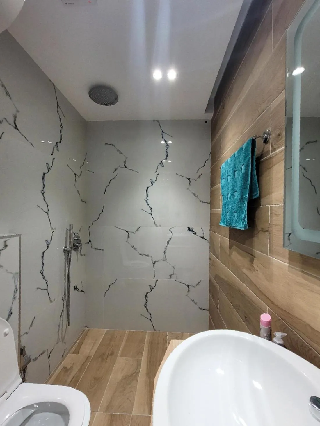Bathroom in Loi apartment