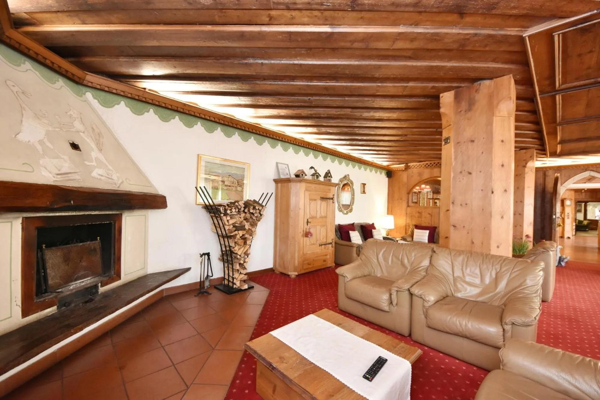 Communal lounge/ TV room in Park Hotel Bellacosta