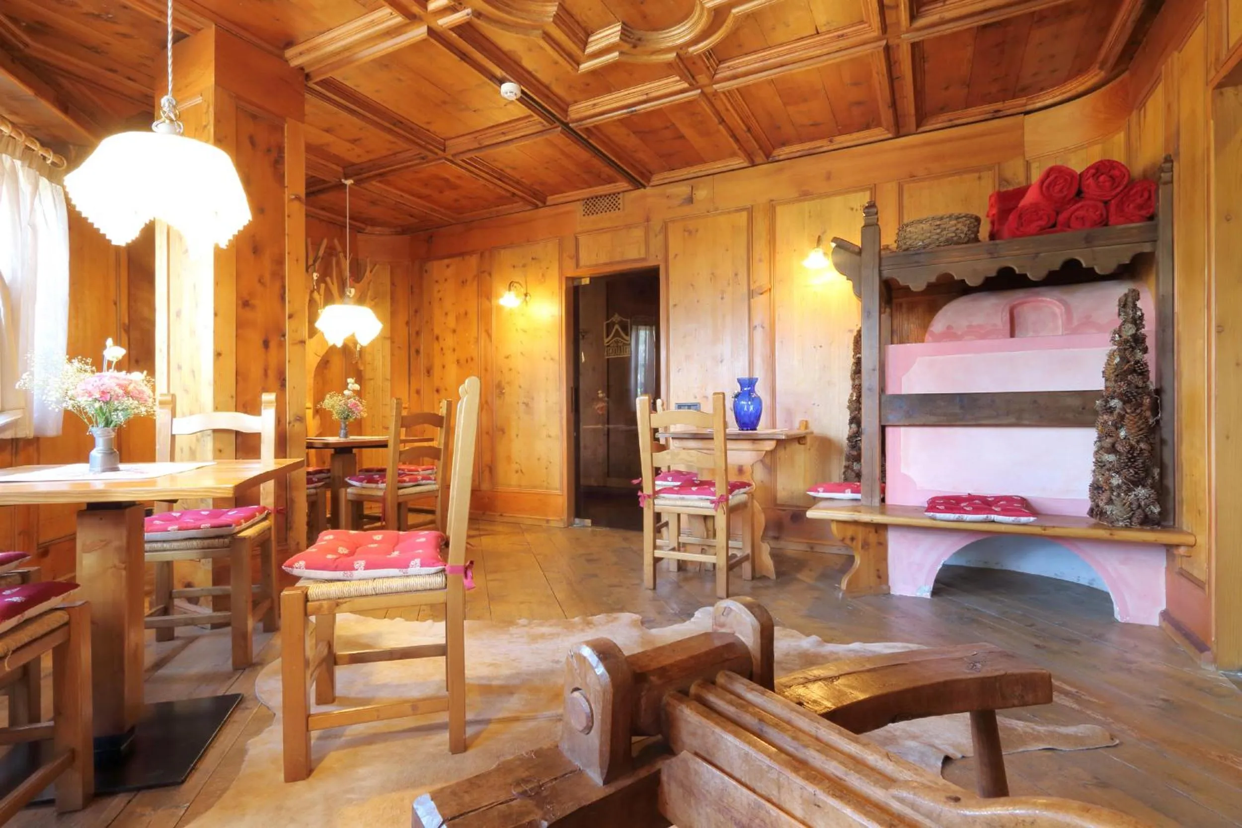 Communal lounge/ TV room in Park Hotel Bellacosta