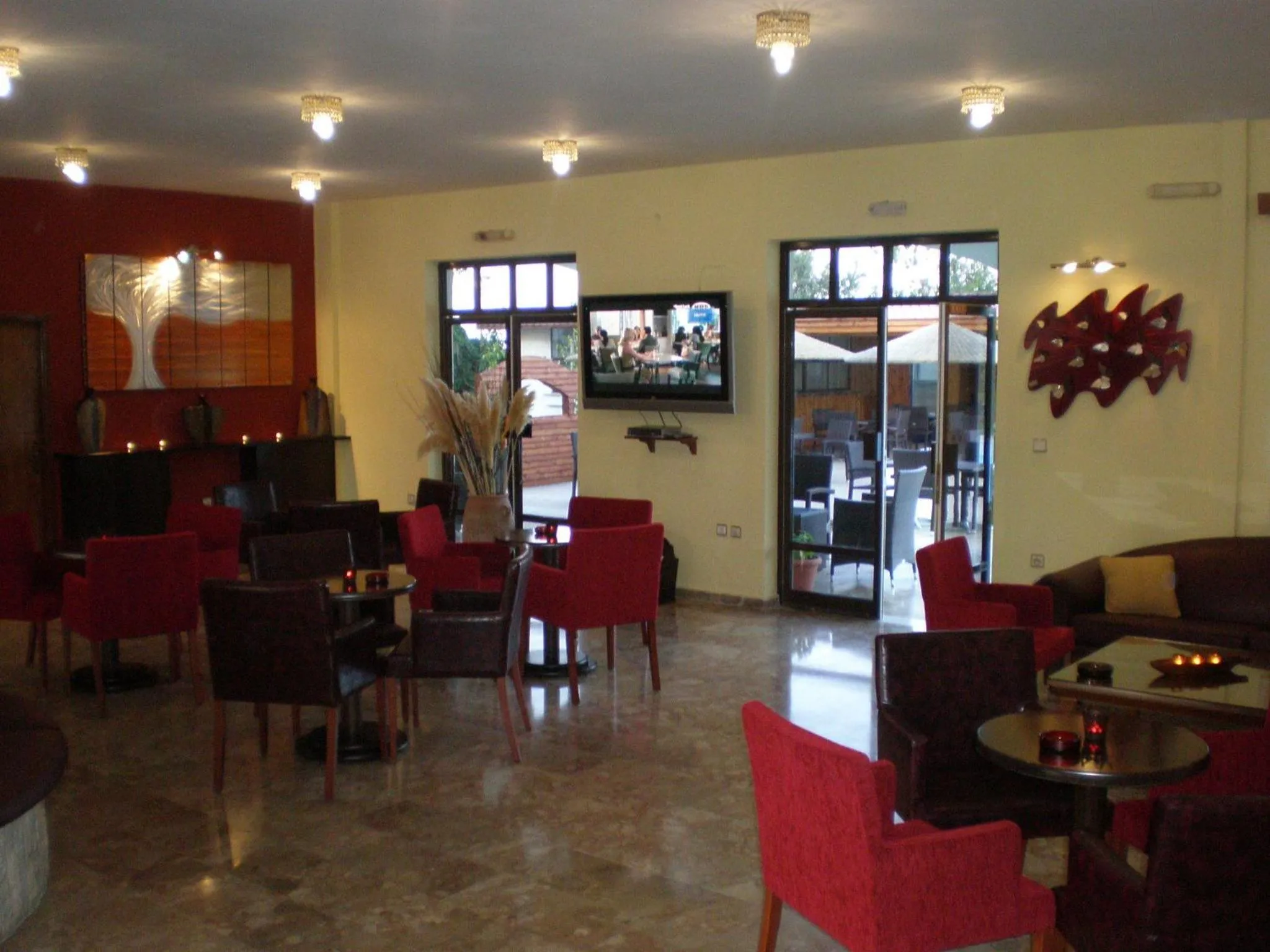 Restaurant/places to eat in Vallian Village Hotel