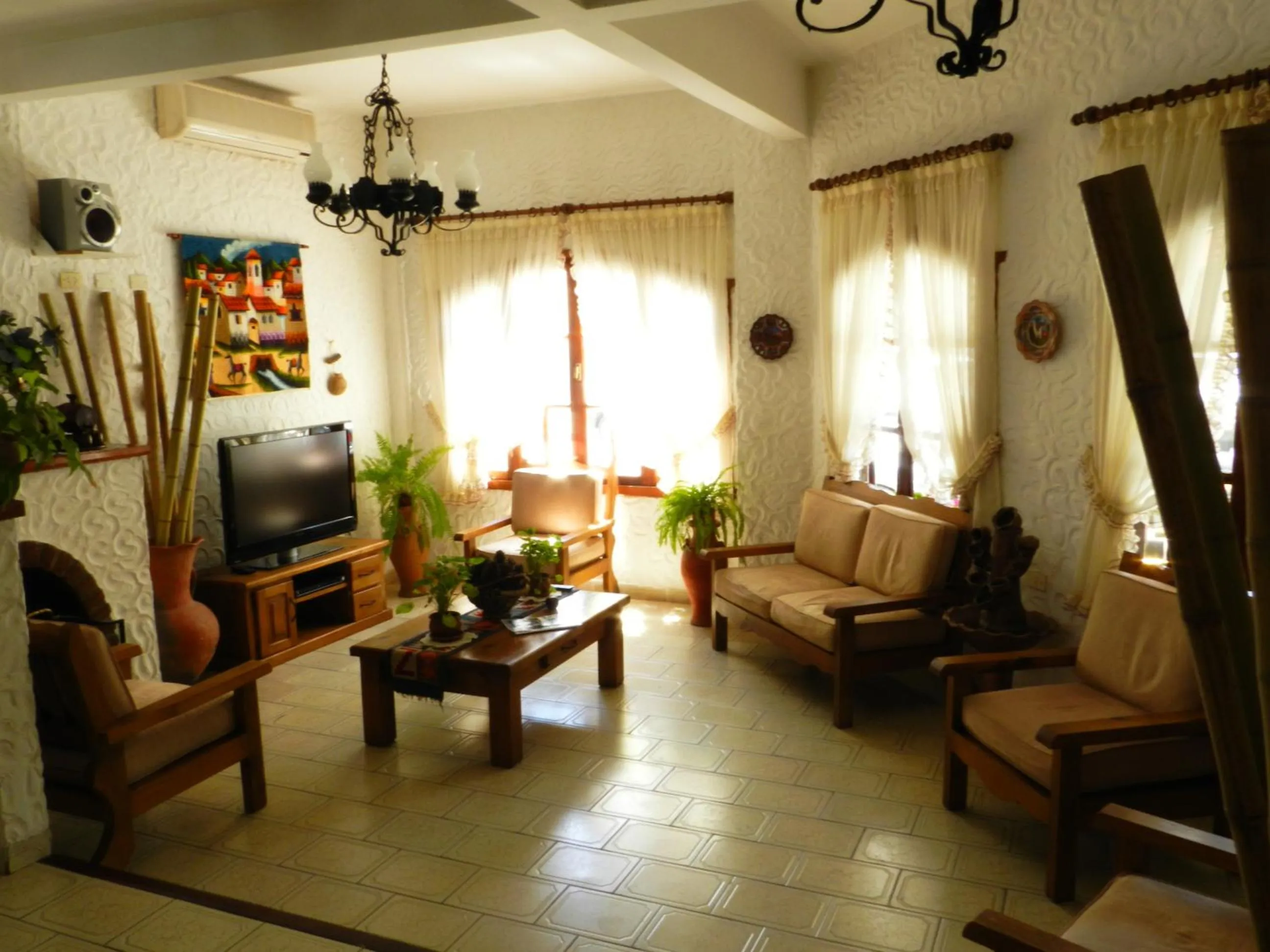 Communal lounge/ TV room in Hotel Colonial