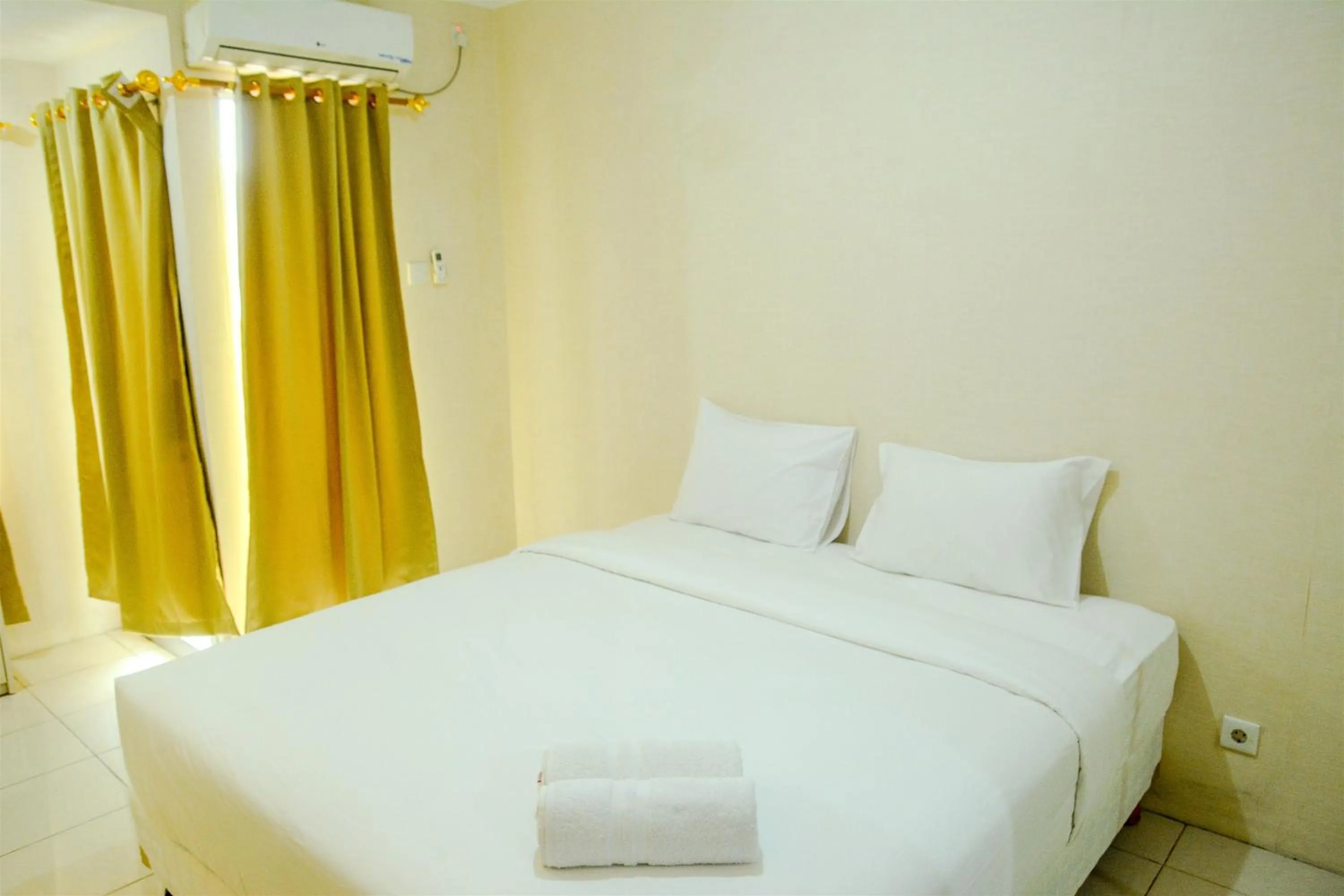 Bed in Modern Studio Room at Grand Serpong Apartment By Travelio