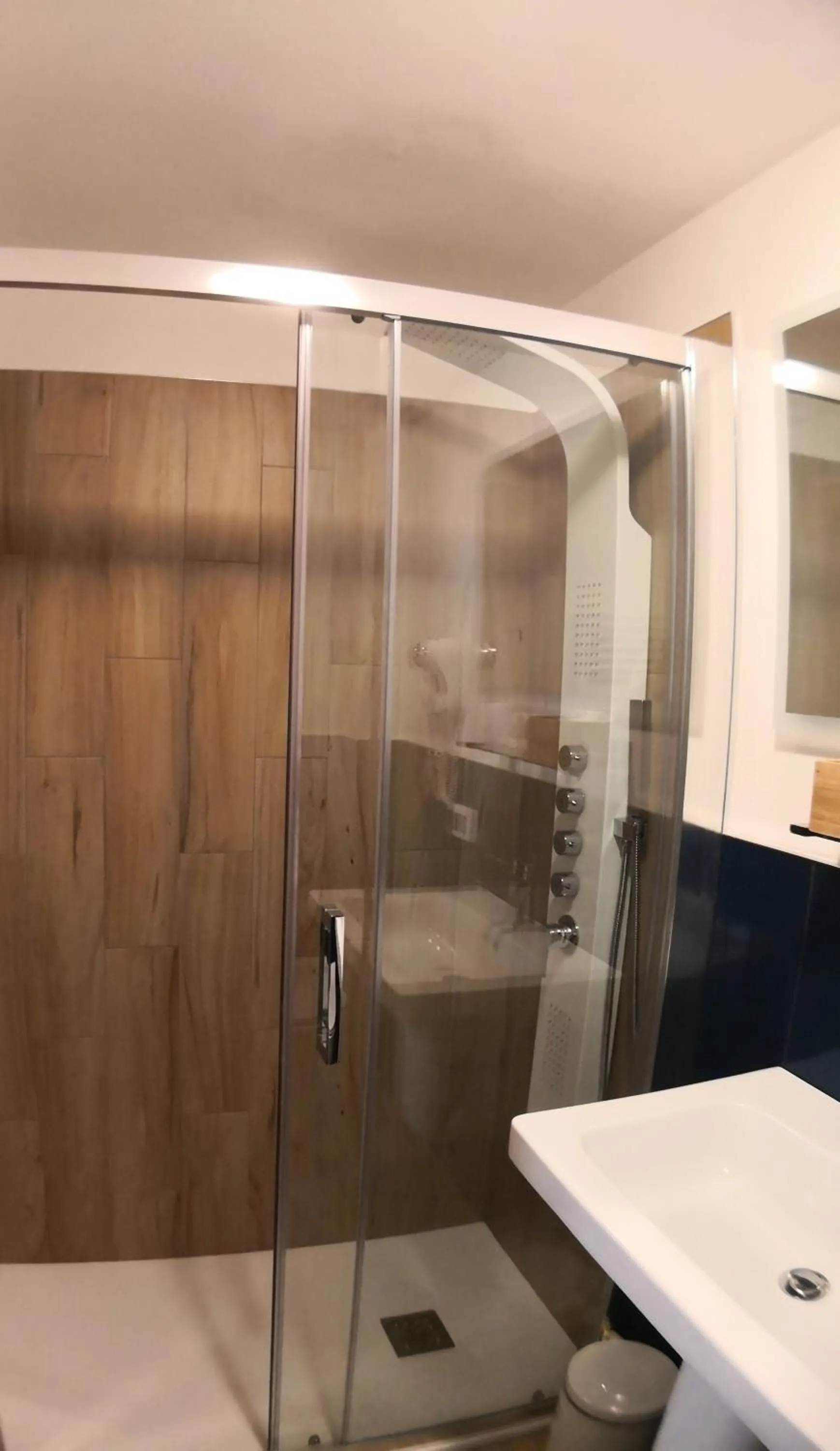 Shower in B&B La Muraglia