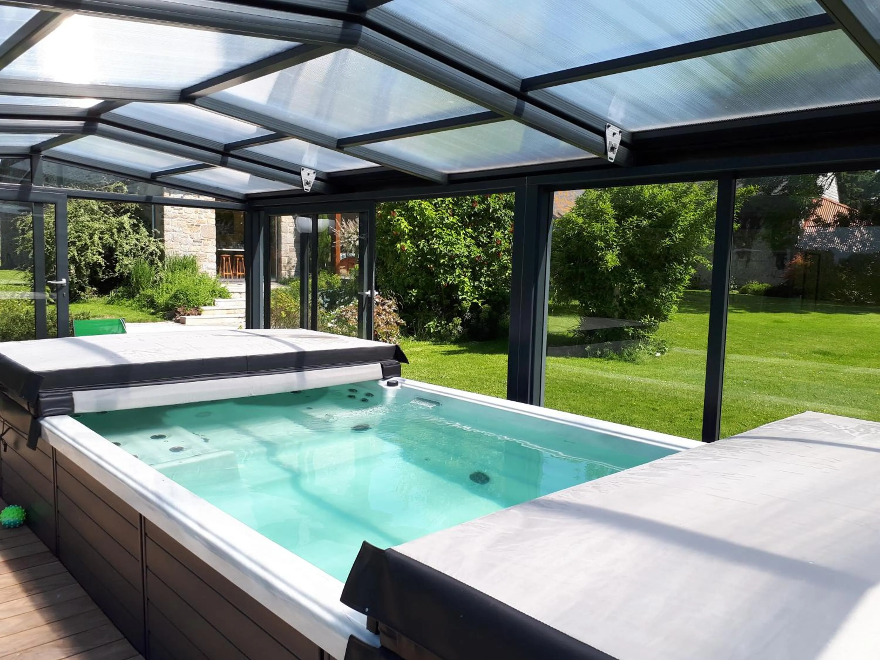 Spa and wellness centre/facilities in Manoir de la Ville Marie