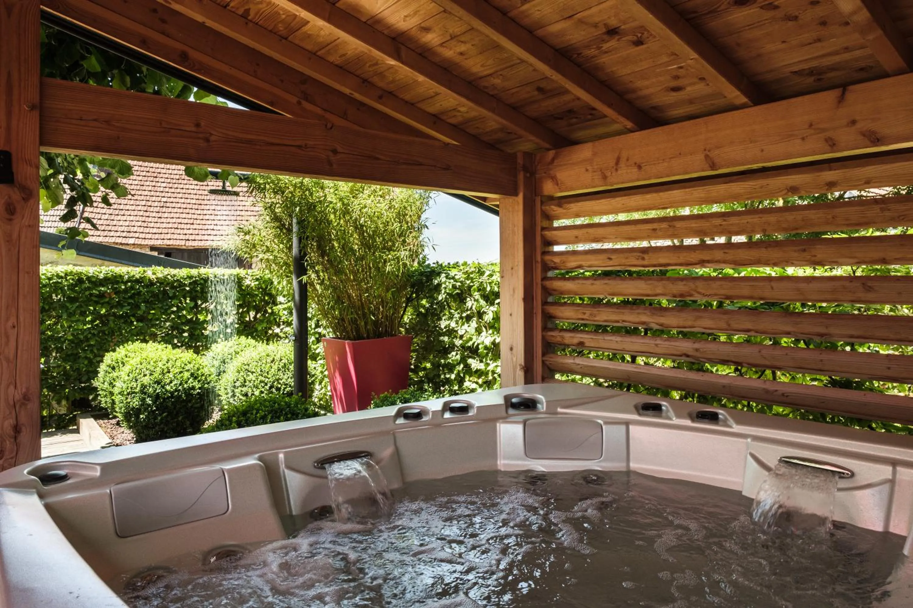 Hot Tub in Le Domaine des Prés Verts Suites & Chambres avec Jacuzzi Privatif
