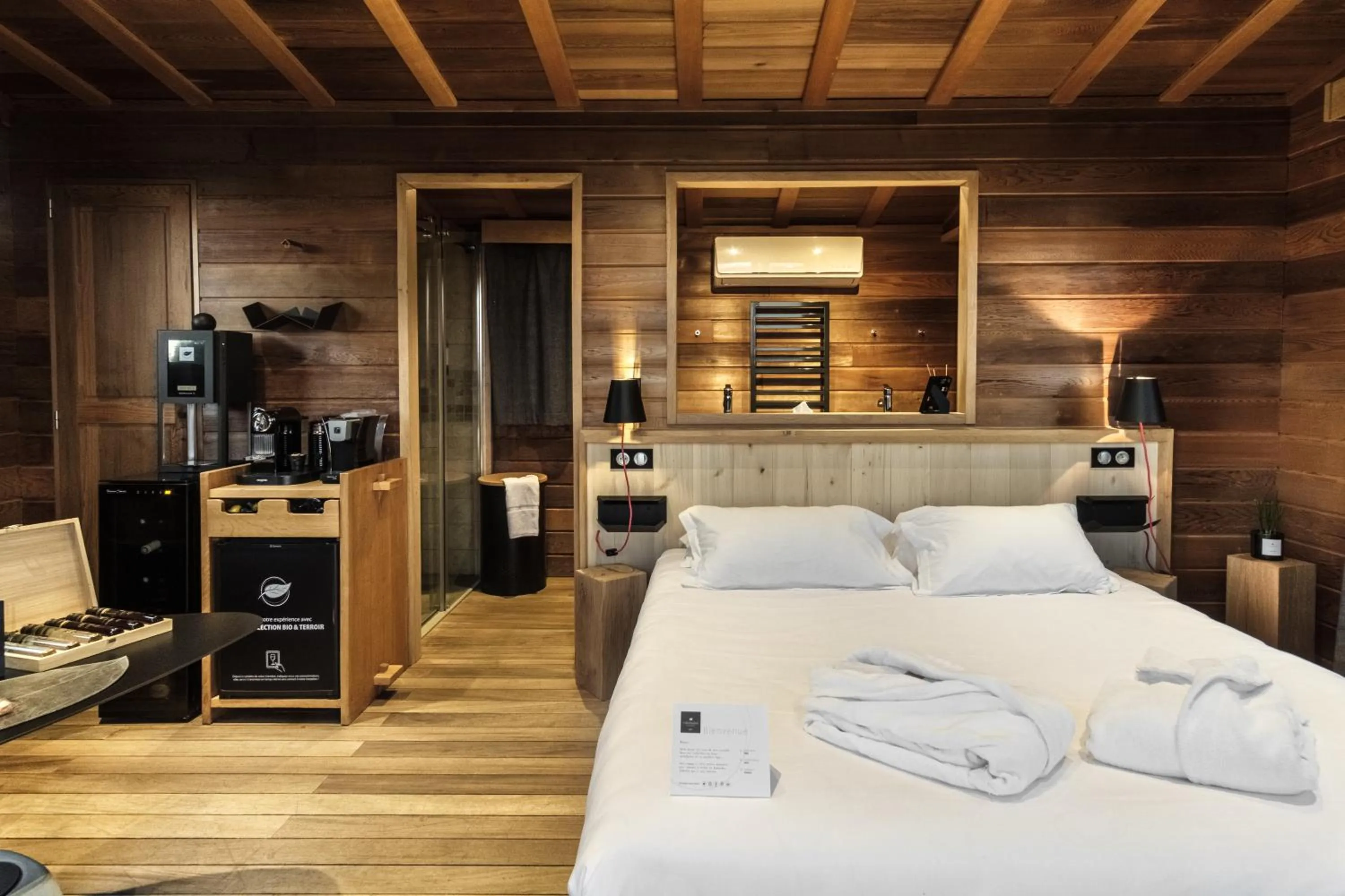 Bathroom, Bed in Le Domaine des Prés Verts Suites & Chambres avec Jacuzzi Privatif