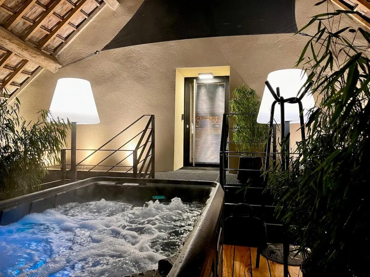 Hot Tub in Le Domaine des Prés Verts Suites & Chambres avec Jacuzzi Privatif