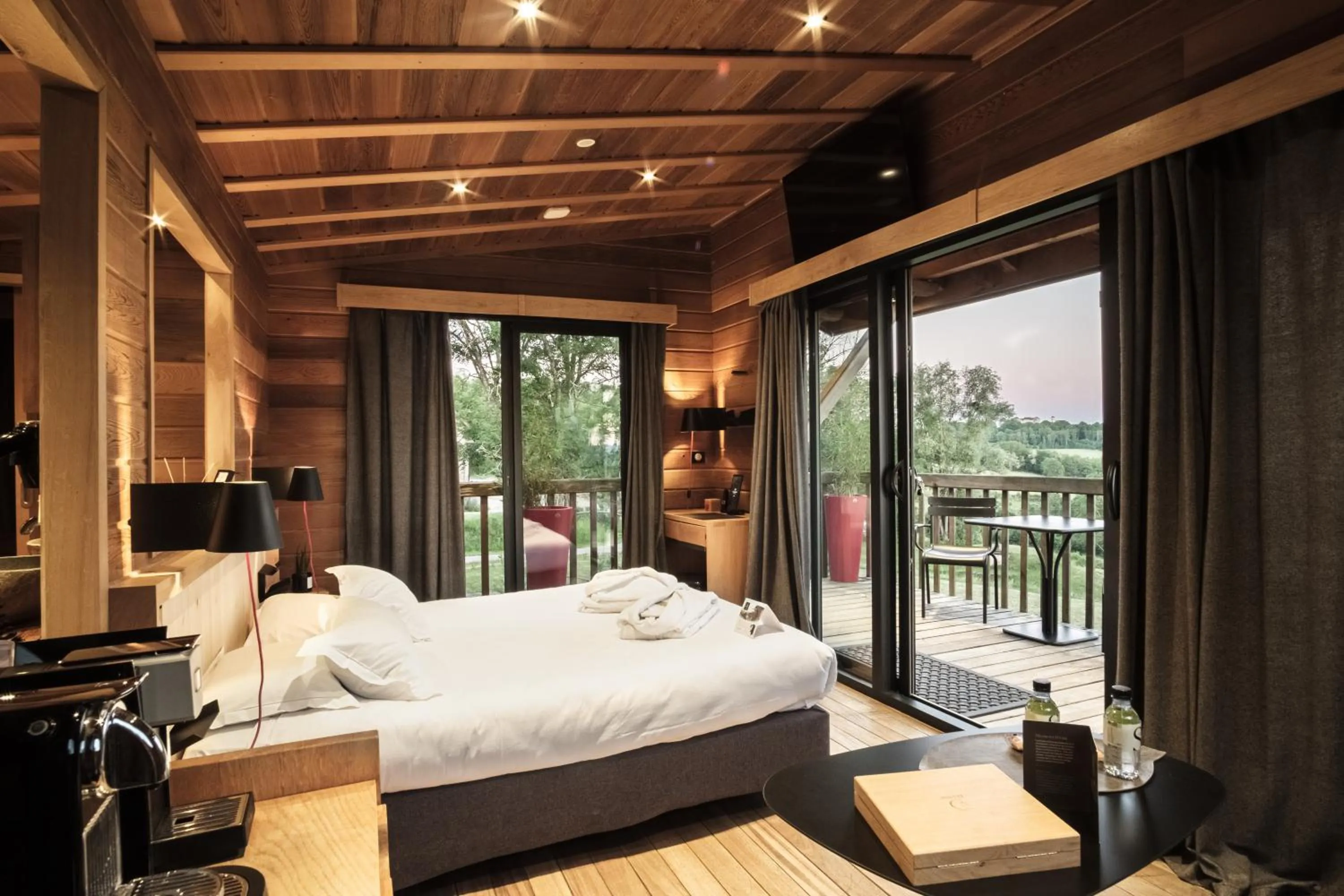 Photo of the whole room, Bed in Le Domaine des Prés Verts Suites & Chambres avec Jacuzzi Privatif