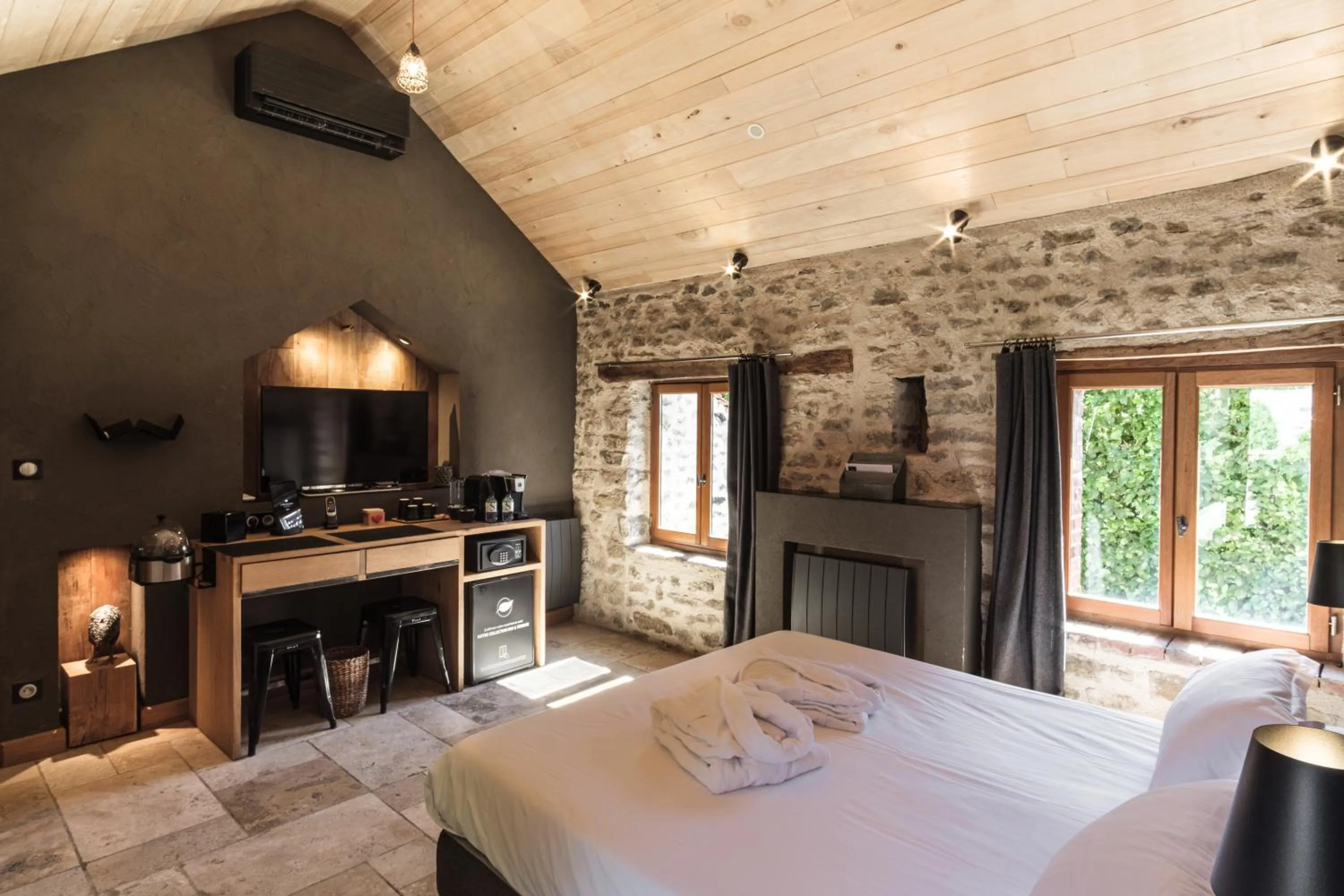 Bed in Le Domaine des Prés Verts Suites & Chambres avec Jacuzzi Privatif
