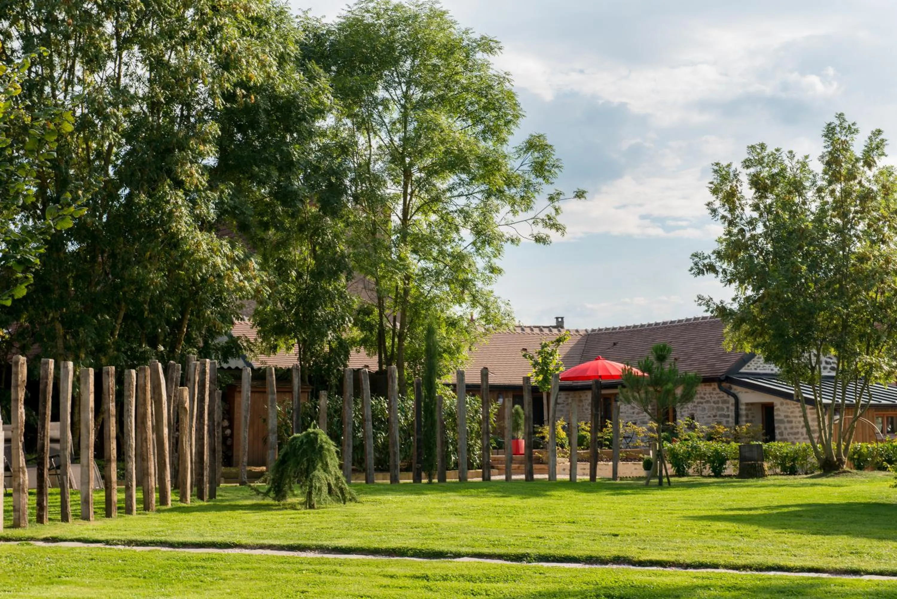Facade/entrance in Le Domaine des Prés Verts Suites & Chambres avec Jacuzzi Privatif