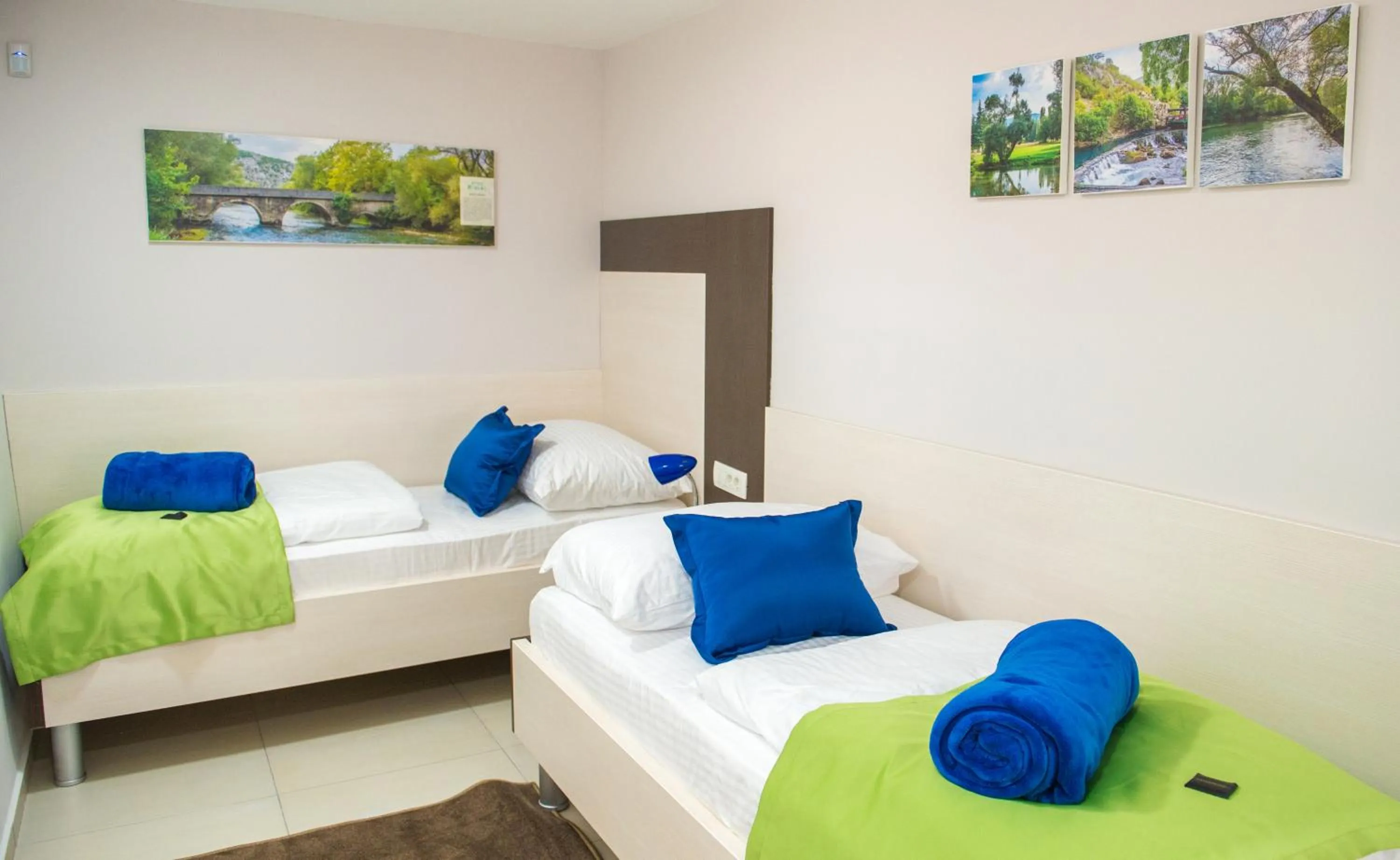 Bedroom, Bed in Five Rivers Rooms