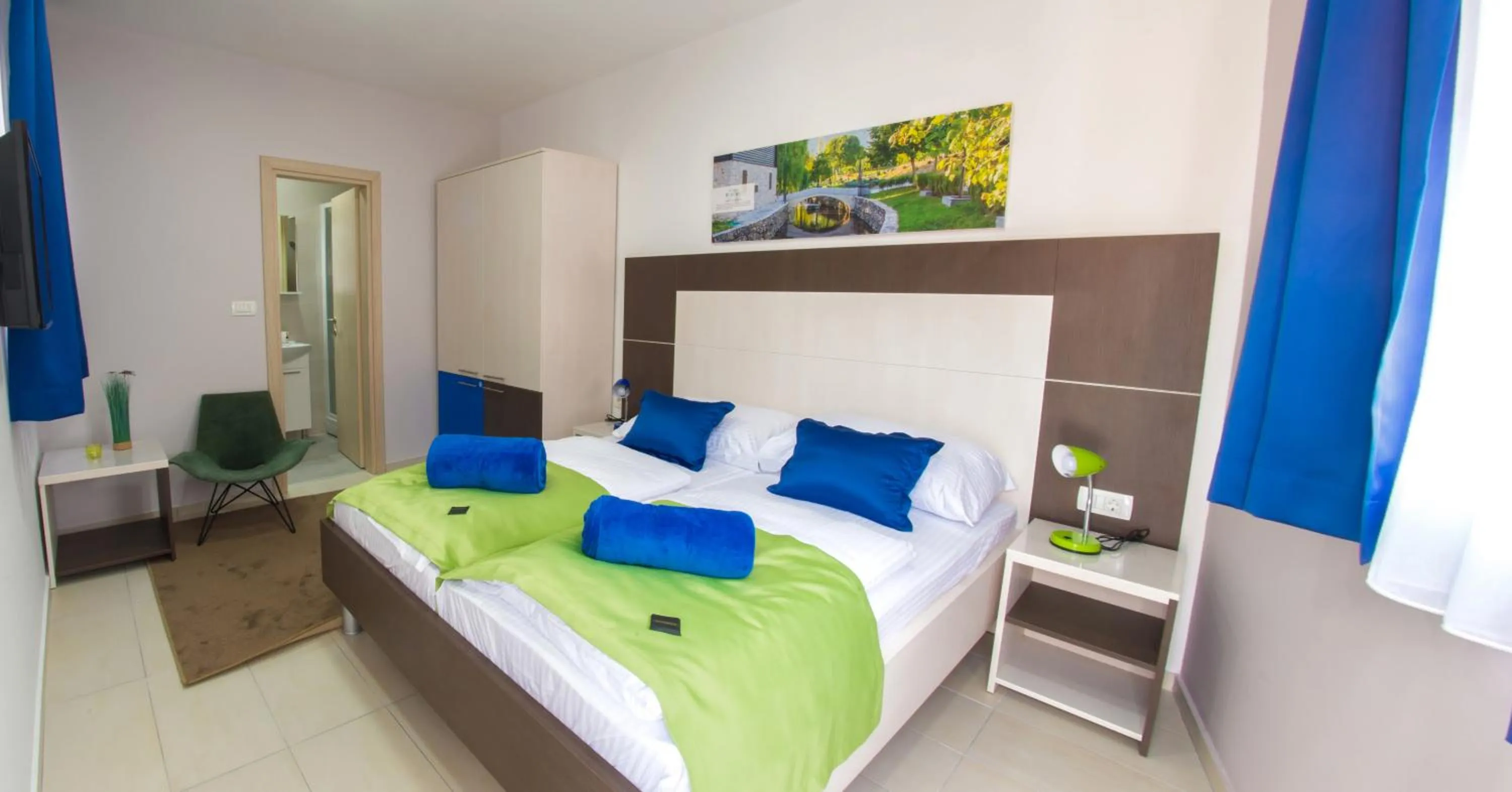 Bedroom, Bed in Five Rivers Rooms