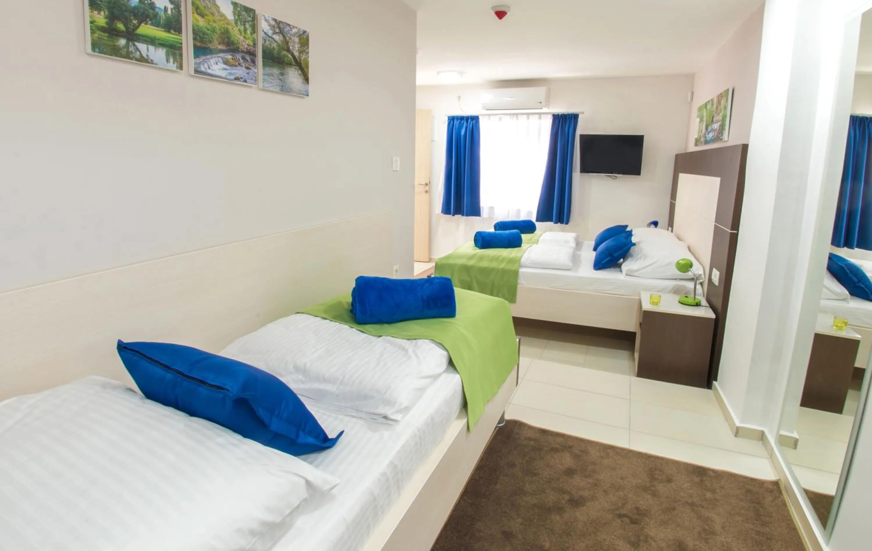 Bedroom, Bed in Five Rivers Rooms